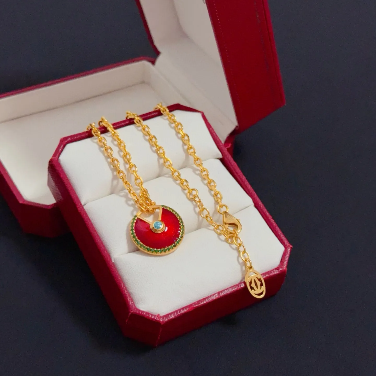 P105 卡地亚镶钻项链 高端定制版本 镶嵌钻工艺 V金材质 经典而时尚风格 用凌厉线条重构爱情美学!打破常规,镶嵌钻设计反而成就高级感天花板——无需浮华堆砌,爱本应纯粹如初 卡地亚受众多明星网红的爱戴 豹子系列手镯 绝对是永恒经典 而且男女不限 年龄不限 !戴上它你就是焦点!