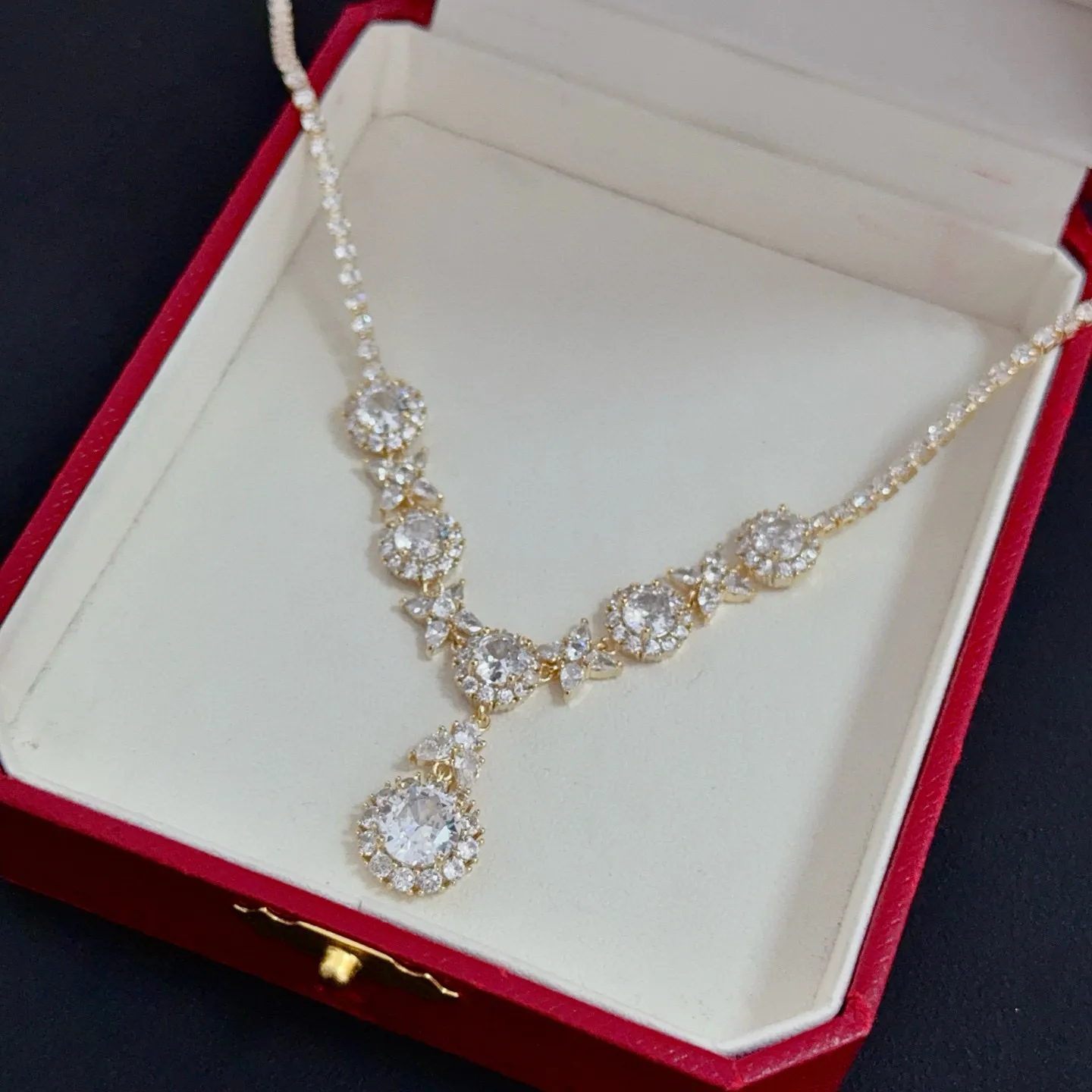 💰125 卡地亚镶钻项链 高端定制版本 镶嵌钻工艺 V金材质 经典而时尚风格 用凌厉线条重构爱情美学！打破常规，镶嵌钻设计反而成就高级感天花板&mdash;&mdash;无需浮华堆砌，爱本应纯粹如初 卡地亚受众多明星网红的爱戴 豹子系列手镯 绝对是永恒经典 而且男女不限 年龄不限 ！戴上它你就是焦点！