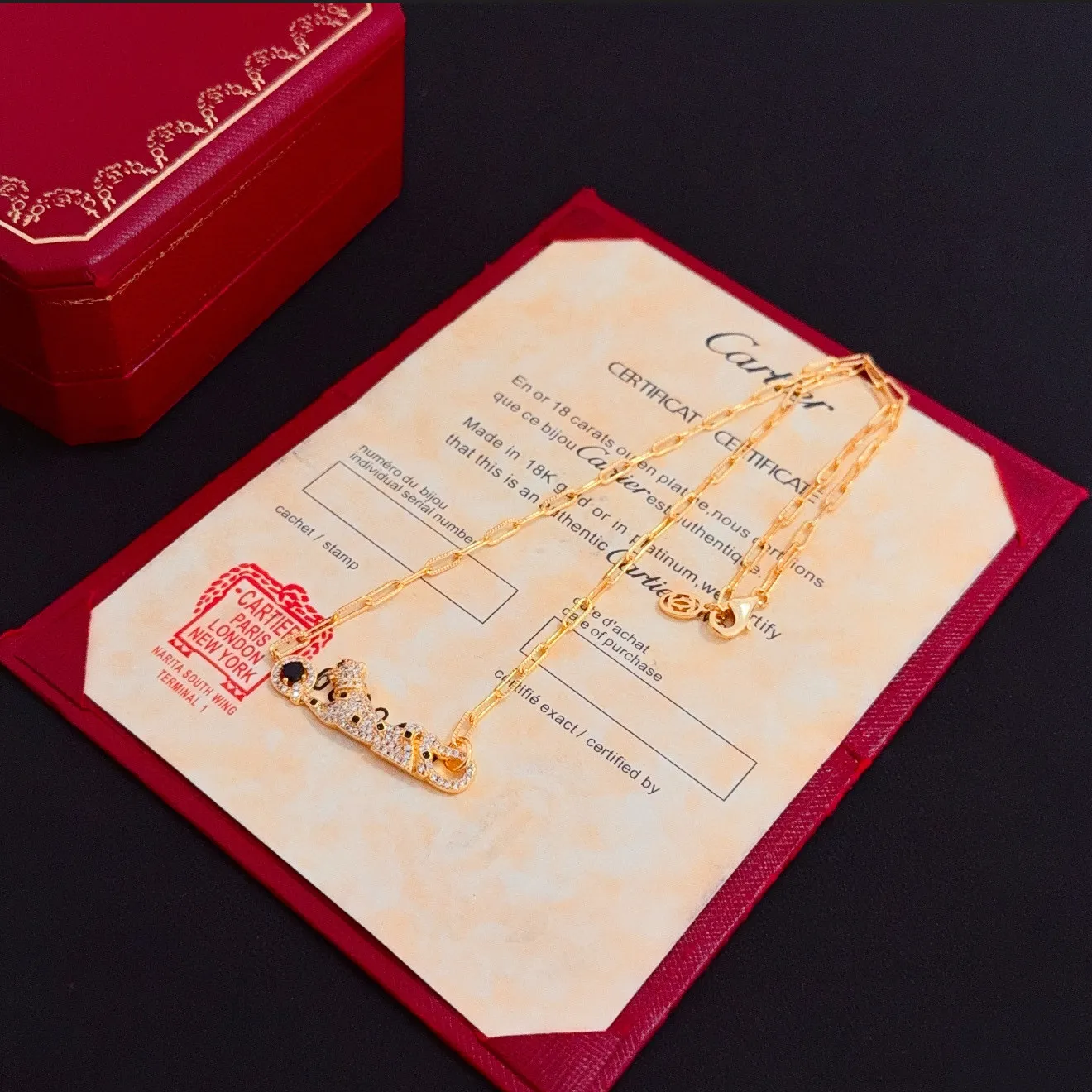 💰115卡地亚镶钻猎豹项链 高端定制版本 镶嵌钻工艺 V金材质 经典而时尚风格 用凌厉线条重构爱情美学！打破常规，镶嵌钻设计反而成就高级感天花板&mdash;&mdash;无需浮华堆砌，爱本应纯粹如初 卡地亚受众多明星网红的爱戴 豹子系列手镯 绝对是永恒经典 而且男女不限 年龄不限 ！戴上它你就是焦点！