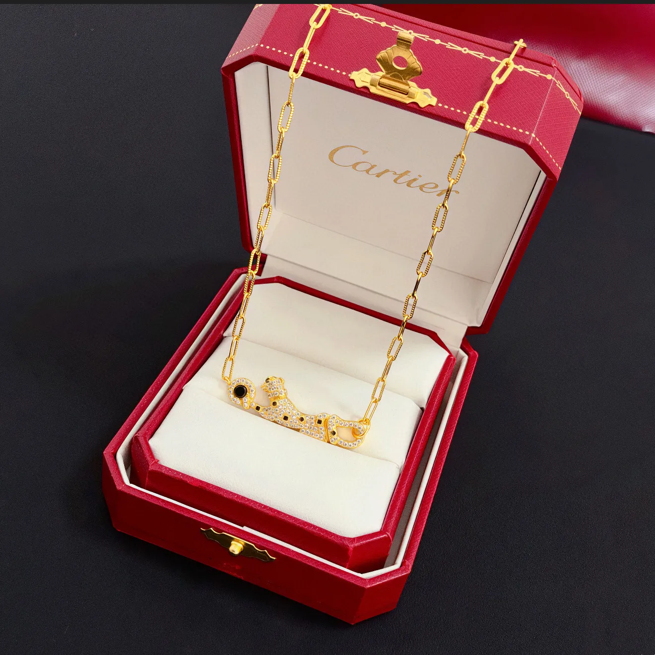 💰115卡地亚镶钻猎豹项链 高端定制版本 镶嵌钻工艺 V金材质 经典而时尚风格 用凌厉线条重构爱情美学！打破常规，镶嵌钻设计反而成就高级感天花板&mdash;&mdash;无需浮华堆砌，爱本应纯粹如初 卡地亚受众多明星网红的爱戴 豹子系列手镯 绝对是永恒经典 而且男女不限 年龄不限 ！戴上它你就是焦点！