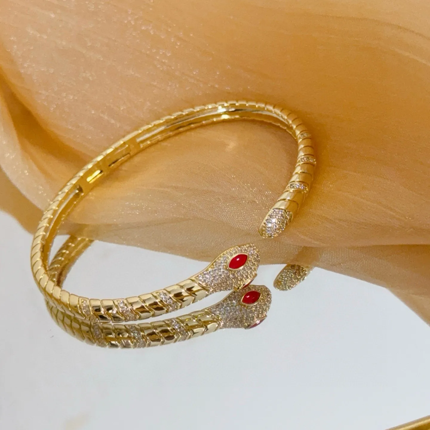 P125 卡地亚镶钻手镯 高端定制版本 镶嵌钻工艺 V金材质 经典而时尚风格 用凌厉线条重构爱情美学！打破常规，镶嵌钻设计反而成就高级感天花板&mdash;&mdash;无需浮华堆砌，爱本应纯粹如初 卡地亚受众多明星网红的爱戴 豹子系列手镯 绝对是永恒经典 而且男女不限 年龄不限 ！戴上它你就是焦点！