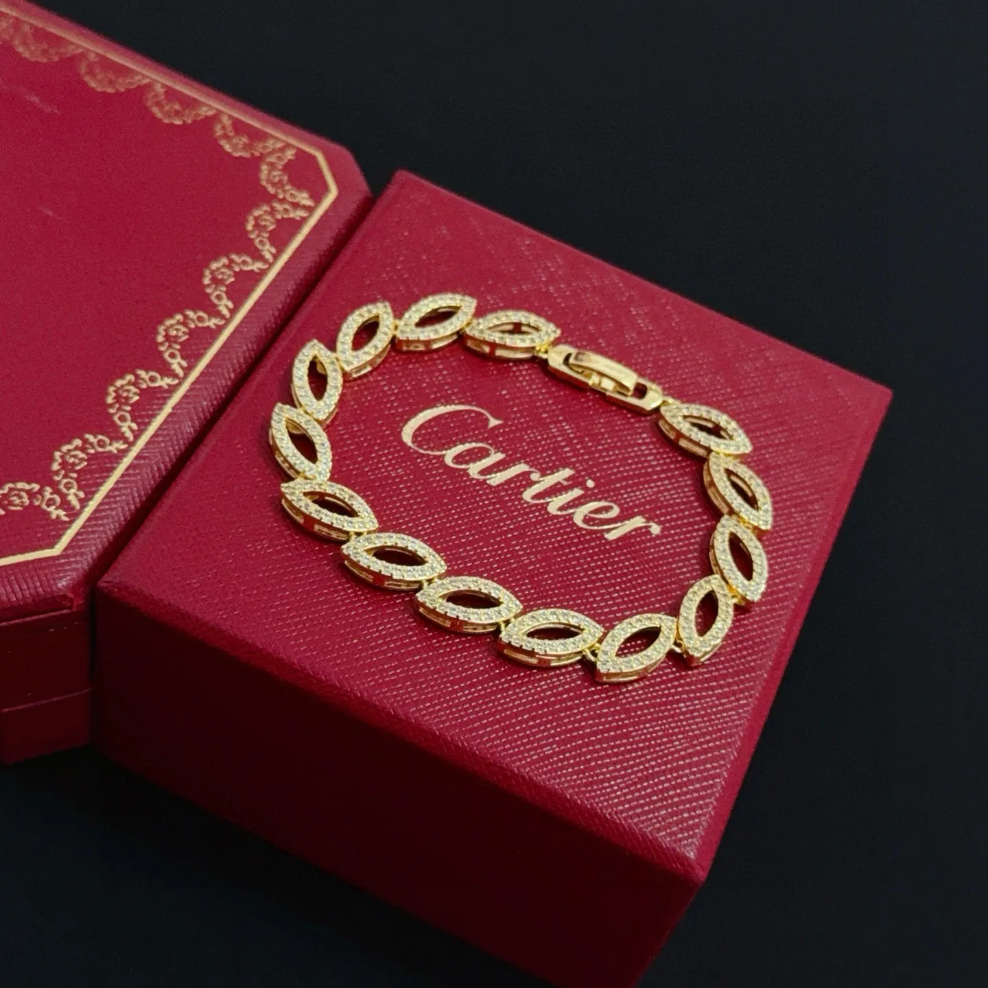 P125 卡地亚镶钻手链 高端定制版本 镶嵌钻工艺 V金材质 经典而时尚风格 用凌厉线条重构爱情美学！打破常规，镶嵌钻设计反而成就高级感天花板&mdash;&mdash;无需浮华堆砌，爱本应纯粹如初 卡地亚受众多明星网红的爱戴 豹子系列手镯 绝对是永恒经典 而且男女不限 年龄不限 ！戴上它你就是焦点！