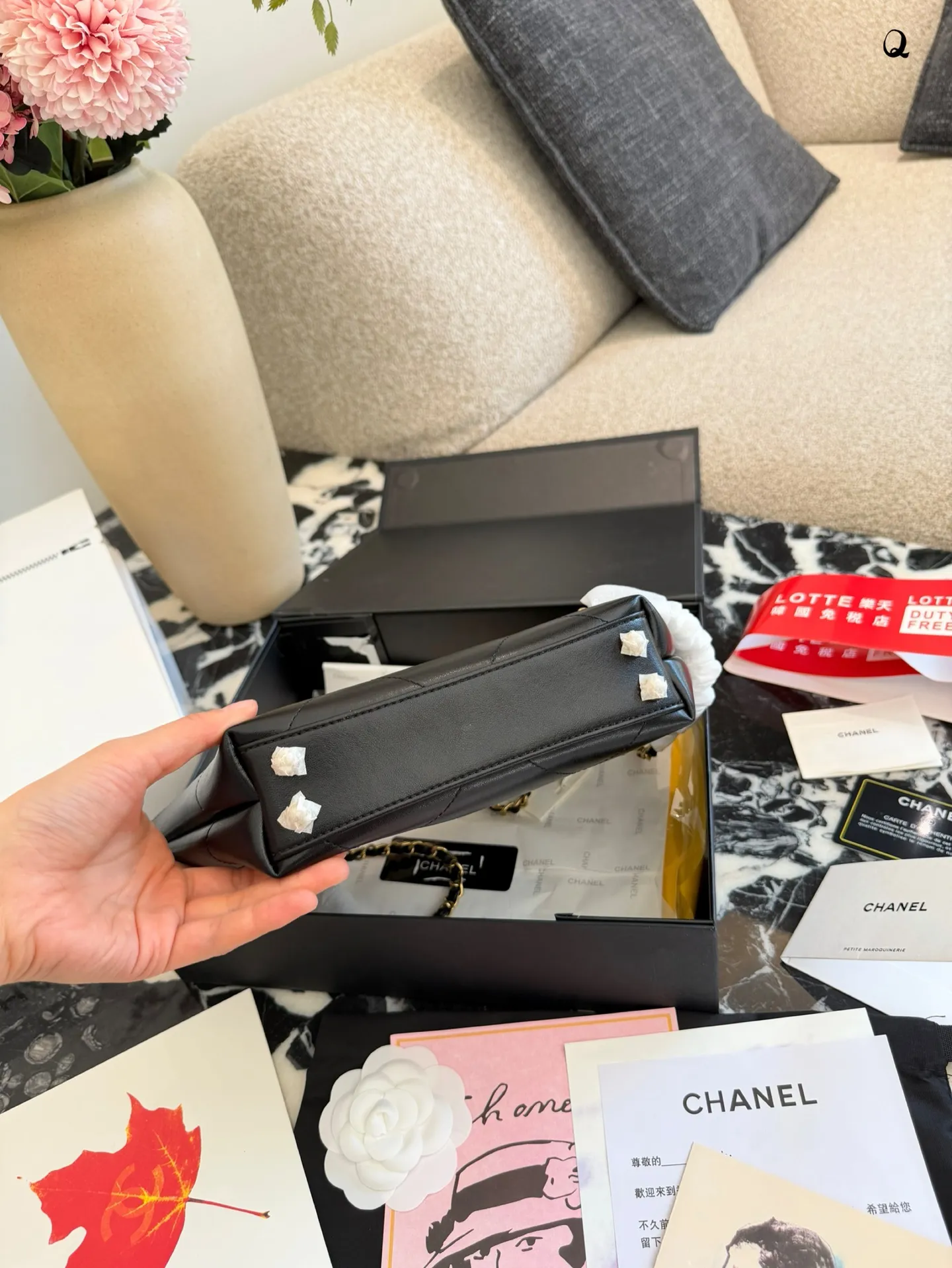 p180 香奈儿26C迷你托特包​​ 🖤香奈儿26C迷你托特包，黑色小牛皮+金色五金，经典菱格纹超有辨识度✨。链条肩带可调节，单肩or腋下背都OK，日常通勤、休闲出街都能轻松驾驭。迷你尺寸自重轻，容量刚好，实用又时髦！26C系列是2023早春度假系列，慵懒随性风格，时尚圈超火🔥，权志龙同款，真的很值得入手！20cm双盒