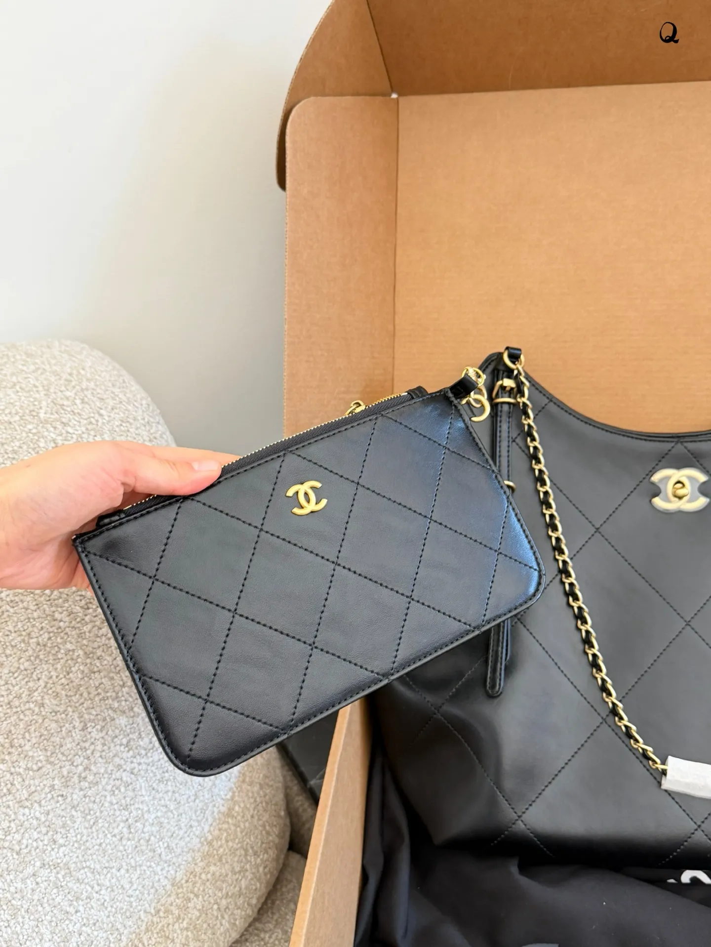 p205p215 Chanel 26ss春夏人气大包分享； ▪️大号coco手袋 31x47x11cm ▪️超大号coco手袋 36x59x13cm 供👯&zwj;♀️们参考 飞机盒包装