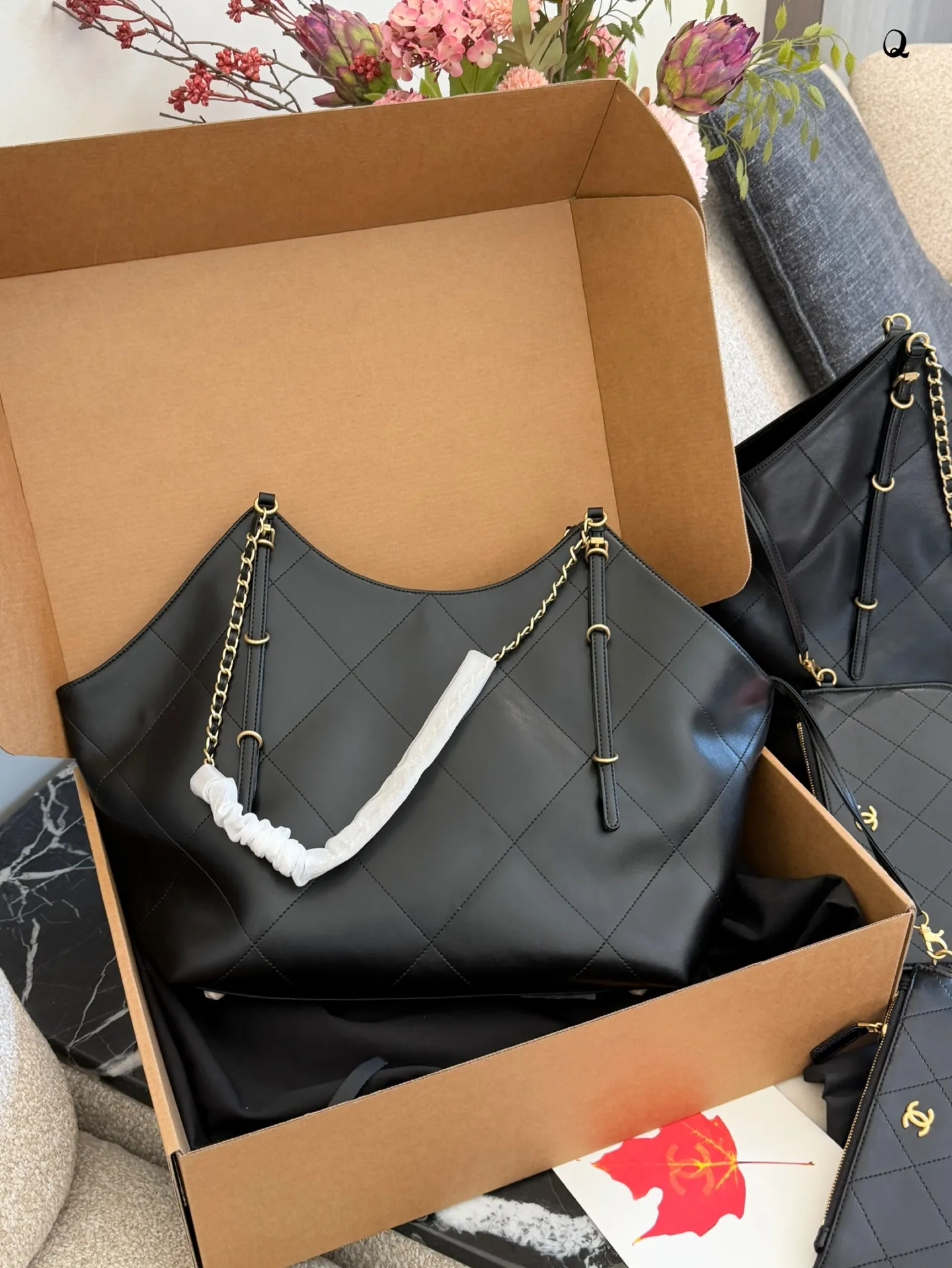 p205p215 Chanel 26ss春夏人气大包分享; ▪️大号coco手袋 31x47x11cm ▪️超大号coco手袋 36x59x13cm 供👯♀️们参考 飞机盒包装