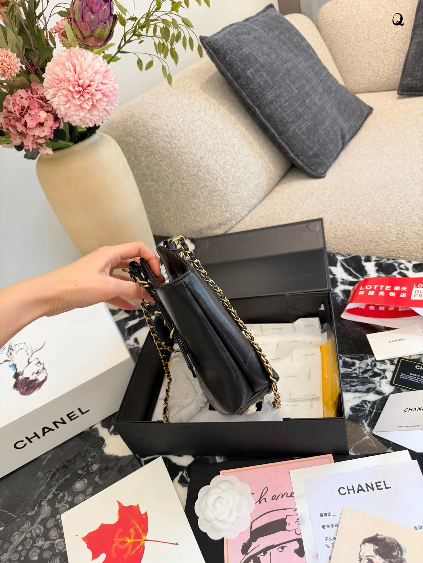 p180 香奈儿26C迷你托特包 🖤香奈儿26C迷你托特包,黑色小牛皮+金色五金,经典菱格纹超有辨识度✨。链条肩带可调节,单肩or腋下背都OK,日常通勤、休闲出街都能轻松驾驭。迷你尺寸自重轻,容量刚好,实用又时髦!26C系列是2023早春度假系列,慵懒随性风格,时尚圈超火🔥,权志龙同款,真的很值得入手!20cm双盒