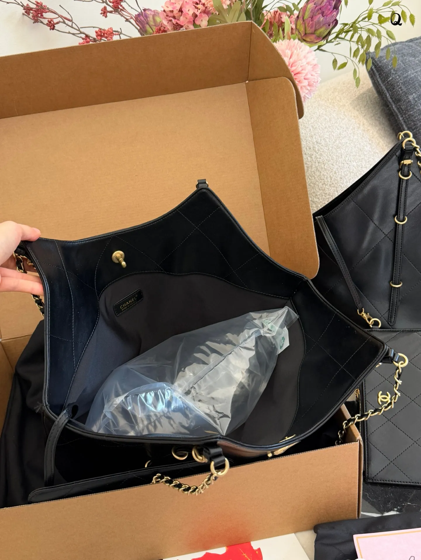 p205p215 Chanel 26ss春夏人气大包分享; ▪️大号coco手袋 31x47x11cm ▪️超大号coco手袋 36x59x13cm 供👯♀️们参考 飞机盒包装