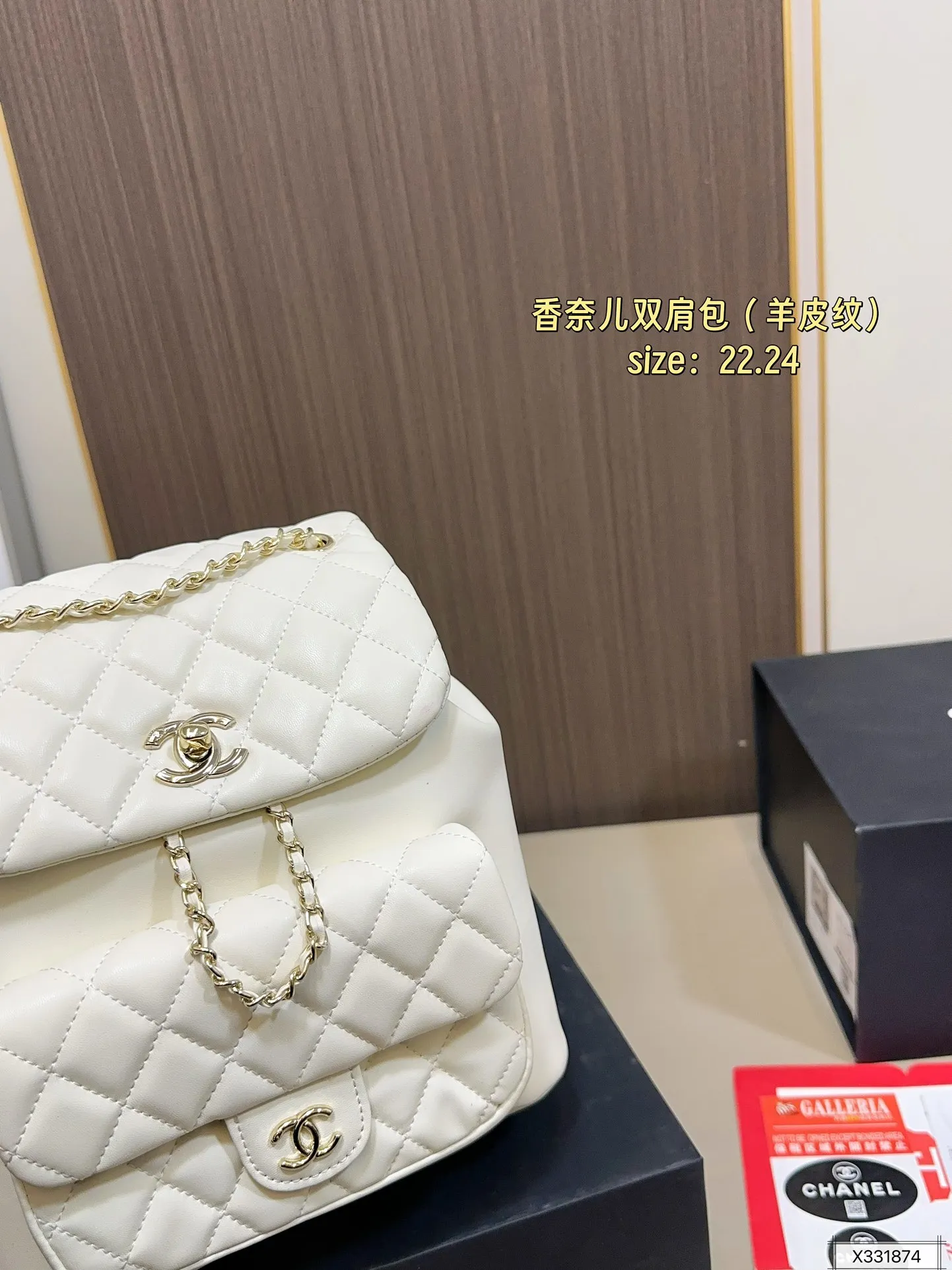 羊皮纹💰190 折叠盒 Chanel 香奈儿双肩包 新品 神仙水桶包双肩 专柜一包难求 真是绝美呀 可斜挎单肩，🤍上身后超显大气.小巧实用 超级百搭必备单品 尺寸 22.24