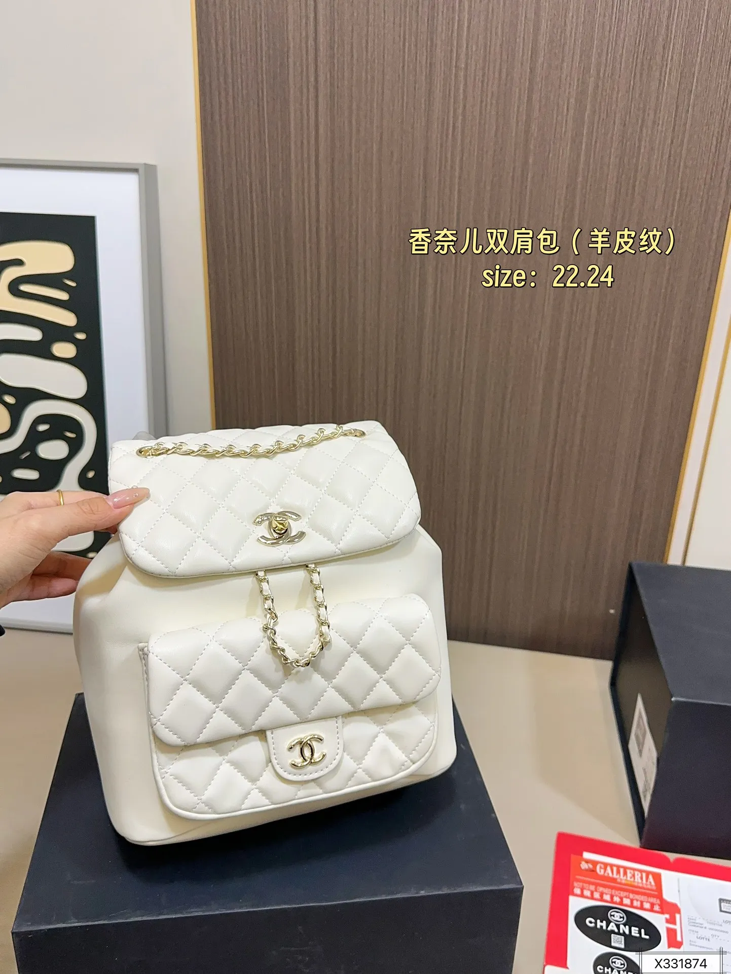 羊皮纹💰190 折叠盒 Chanel 香奈儿双肩包 新品 神仙水桶包双肩 专柜一包难求 真是绝美呀 可斜挎单肩,🤍上身后超显大气.小巧实用 超级百搭必备单品 尺寸 22.24