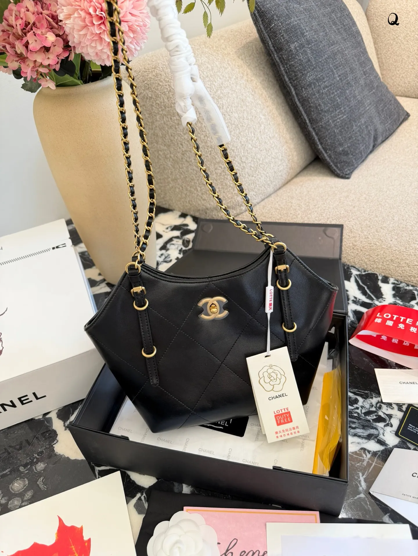 p180 香奈儿26C迷你托特包​​ 🖤香奈儿26C迷你托特包，黑色小牛皮+金色五金，经典菱格纹超有辨识度✨。链条肩带可调节，单肩or腋下背都OK，日常通勤、休闲出街都能轻松驾驭。迷你尺寸自重轻，容量刚好，实用又时髦！26C系列是2023早春度假系列，慵懒随性风格，时尚圈超火🔥，权志龙同款，真的很值得入手！20cm双盒