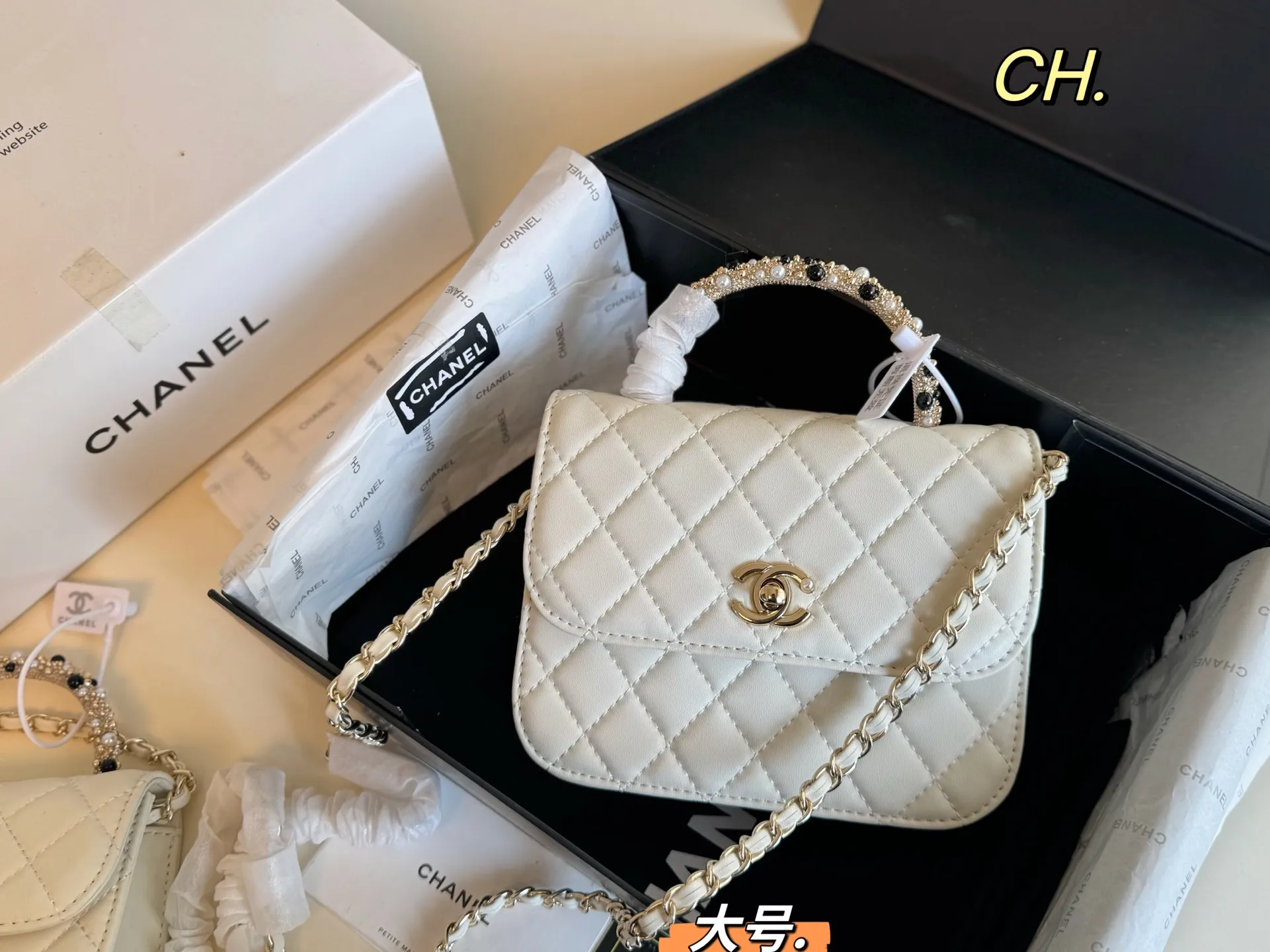 P125 大号 P125 小号（折叠盒） size：18&times;14大号 15&times;11小号 CHANEL香奈儿新款26c珍珠手柄链条包❤️ 珍珠手柄，真的超级精致👍 菱格设计，双C包扣，皮穿金属链条～ 上身效果非常棒，时尚经典百搭 精致优雅，个性时髦‼️