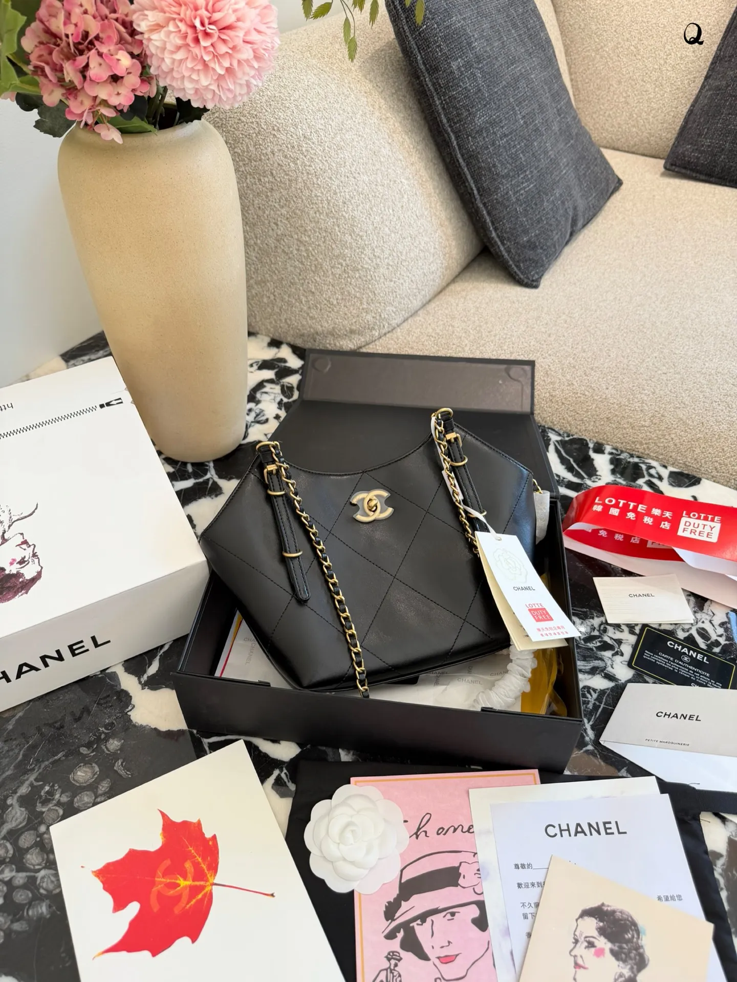 p180 香奈儿26C迷你托特包​​ 🖤香奈儿26C迷你托特包，黑色小牛皮+金色五金，经典菱格纹超有辨识度✨。链条肩带可调节，单肩or腋下背都OK，日常通勤、休闲出街都能轻松驾驭。迷你尺寸自重轻，容量刚好，实用又时髦！26C系列是2023早春度假系列，慵懒随性风格，时尚圈超火🔥，权志龙同款，真的很值得入手！20cm双盒