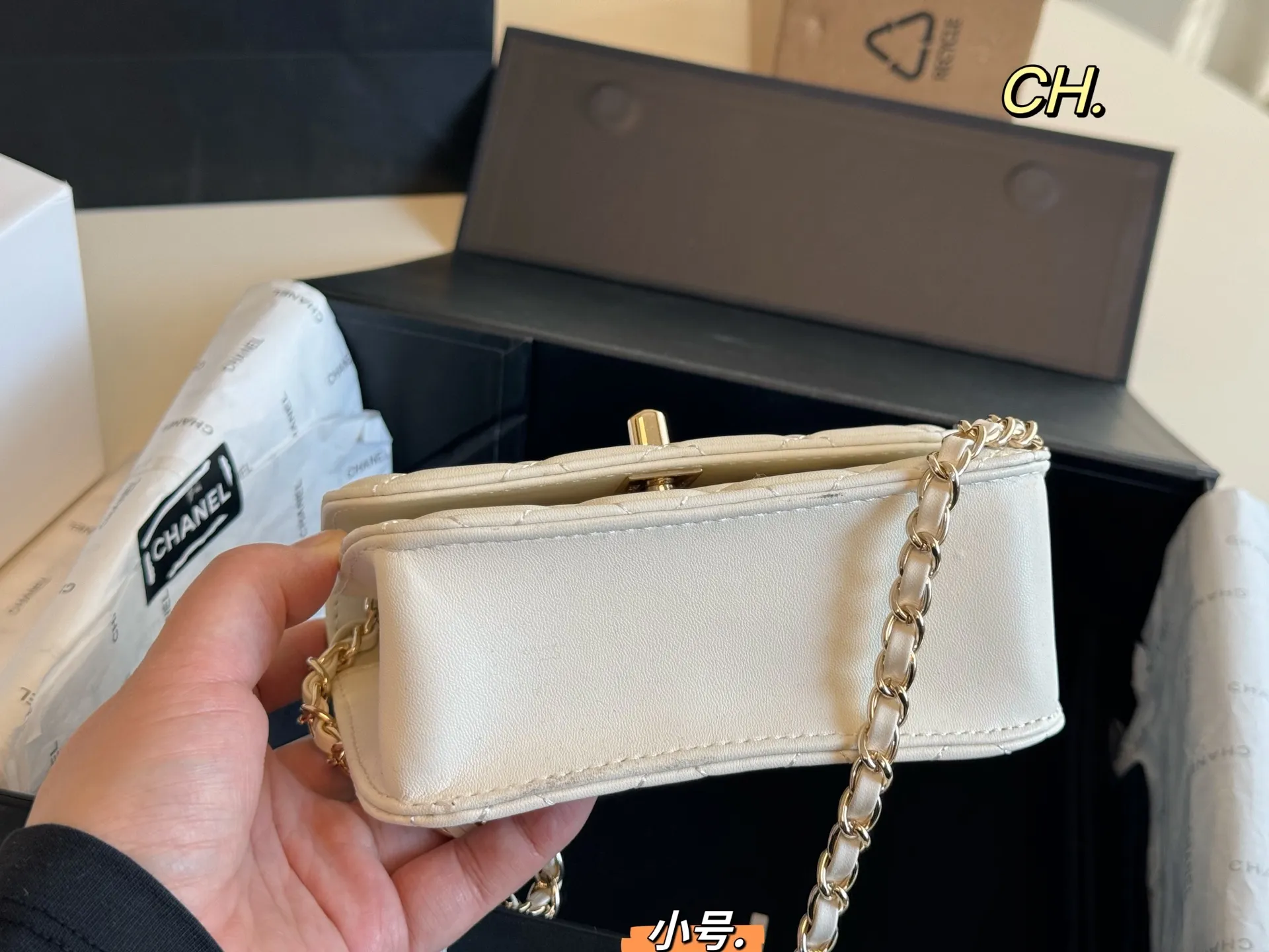 P125 大号 P125 小号（折叠盒） size：18&times;14大号 15&times;11小号 CHANEL香奈儿新款26c珍珠手柄链条包❤️ 珍珠手柄，真的超级精致👍 菱格设计，双C包扣，皮穿金属链条～ 上身效果非常棒，时尚经典百搭 精致优雅，个性时髦‼️