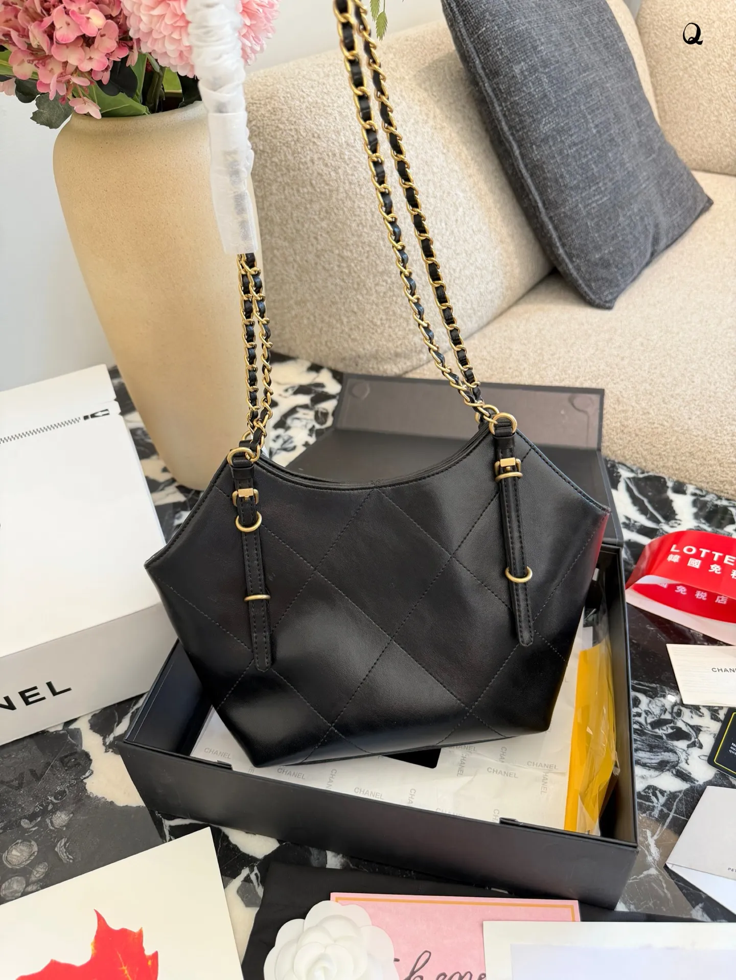 p180 香奈儿26C迷你托特包 🖤香奈儿26C迷你托特包,黑色小牛皮+金色五金,经典菱格纹超有辨识度✨。链条肩带可调节,单肩or腋下背都OK,日常通勤、休闲出街都能轻松驾驭。迷你尺寸自重轻,容量刚好,实用又时髦!26C系列是2023早春度假系列,慵懒随性风格,时尚圈超火🔥,权志龙同款,真的很值得入手!20cm双盒
