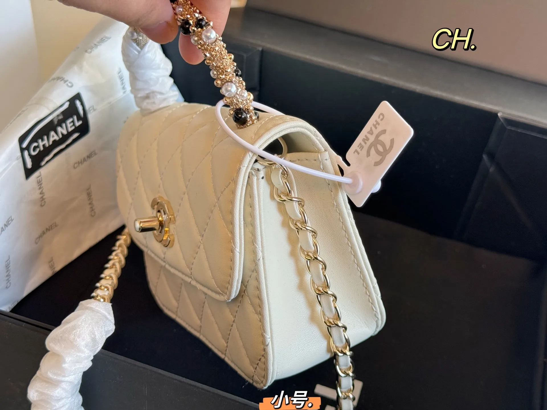 P125 大号 P125 小号(折叠盒) size:18×14大号 15×11小号 CHANEL香奈儿新款26c珍珠手柄链条包❤️ 珍珠手柄,真的超级精致👍 菱格设计,双C包扣,皮穿金属链条~ 上身效果非常棒,时尚经典百搭 精致优雅,个性时髦‼️