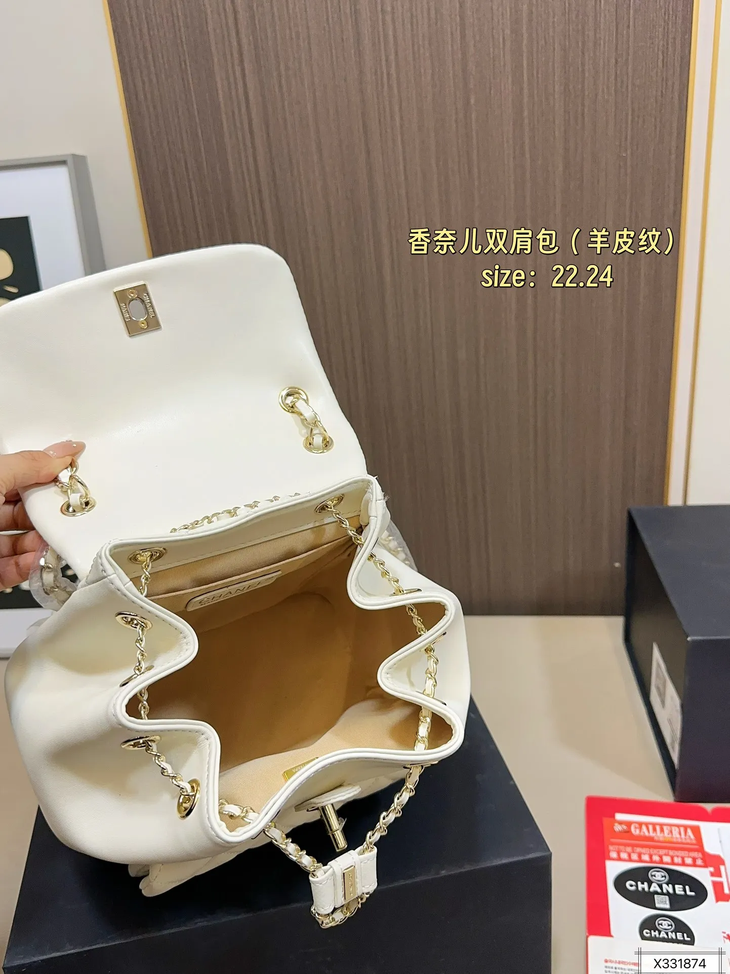 羊皮纹💰190 折叠盒 Chanel 香奈儿双肩包 新品 神仙水桶包双肩 专柜一包难求 真是绝美呀 可斜挎单肩,🤍上身后超显大气.小巧实用 超级百搭必备单品 尺寸 22.24