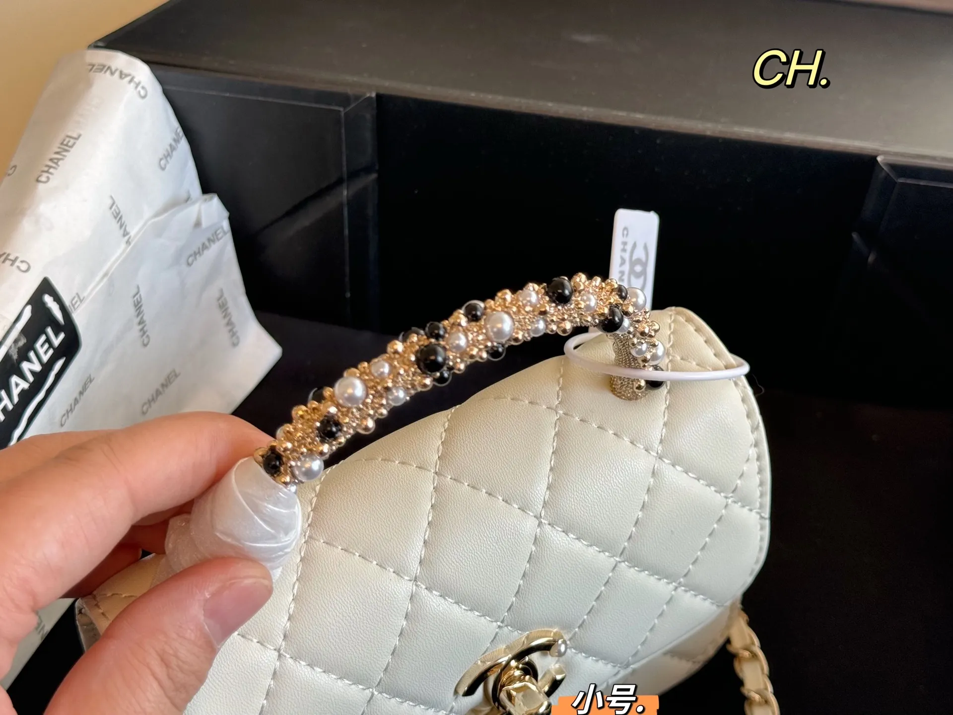 P125 大号 P125 小号（折叠盒） size：18&times;14大号 15&times;11小号 CHANEL香奈儿新款26c珍珠手柄链条包❤️ 珍珠手柄，真的超级精致👍 菱格设计，双C包扣，皮穿金属链条～ 上身效果非常棒，时尚经典百搭 精致优雅，个性时髦‼️