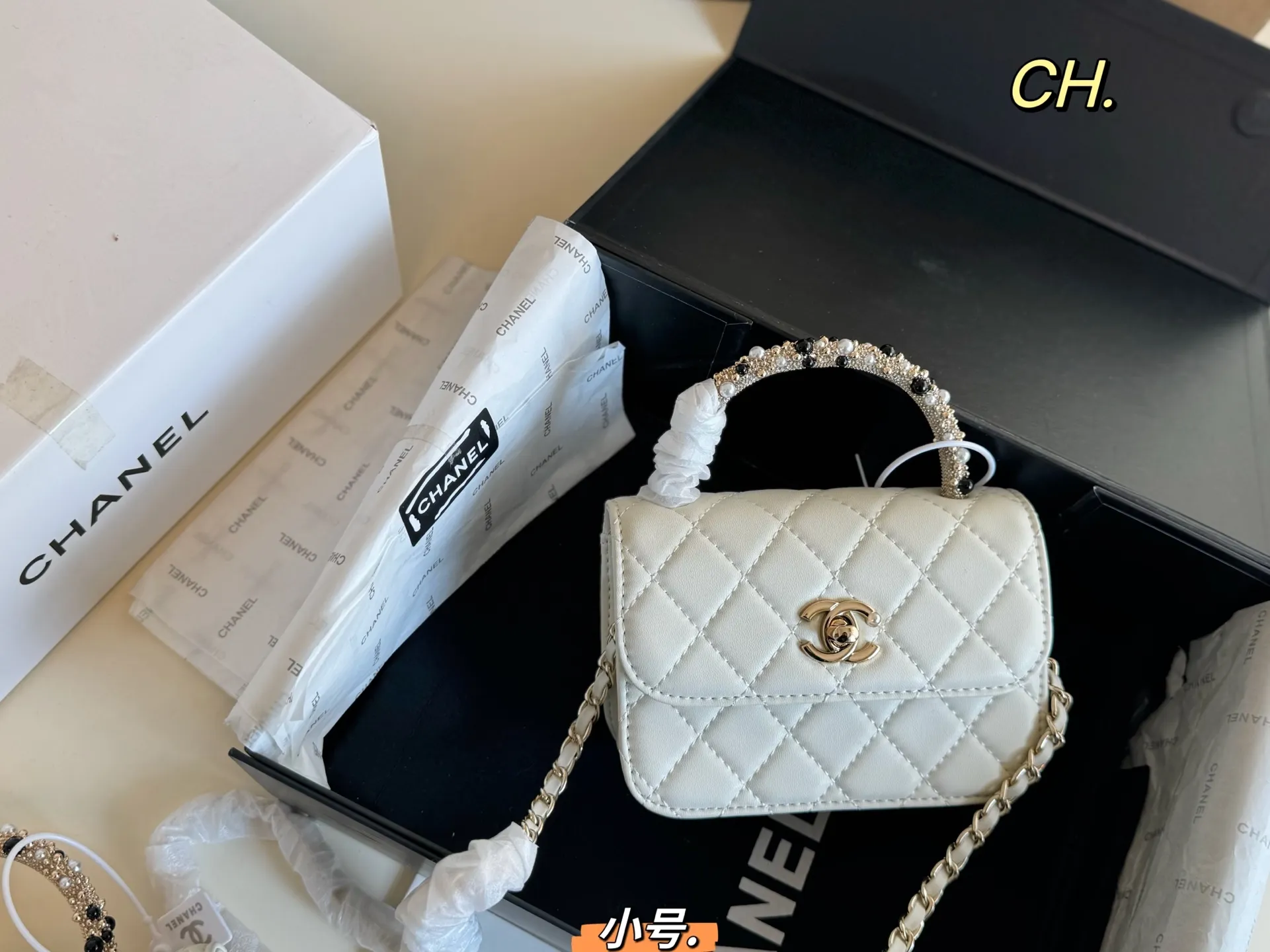 P125 大号 P125 小号(折叠盒) size:18×14大号 15×11小号 CHANEL香奈儿新款26c珍珠手柄链条包❤️ 珍珠手柄,真的超级精致👍 菱格设计,双C包扣,皮穿金属链条~ 上身效果非常棒,时尚经典百搭 精致优雅,个性时髦‼️