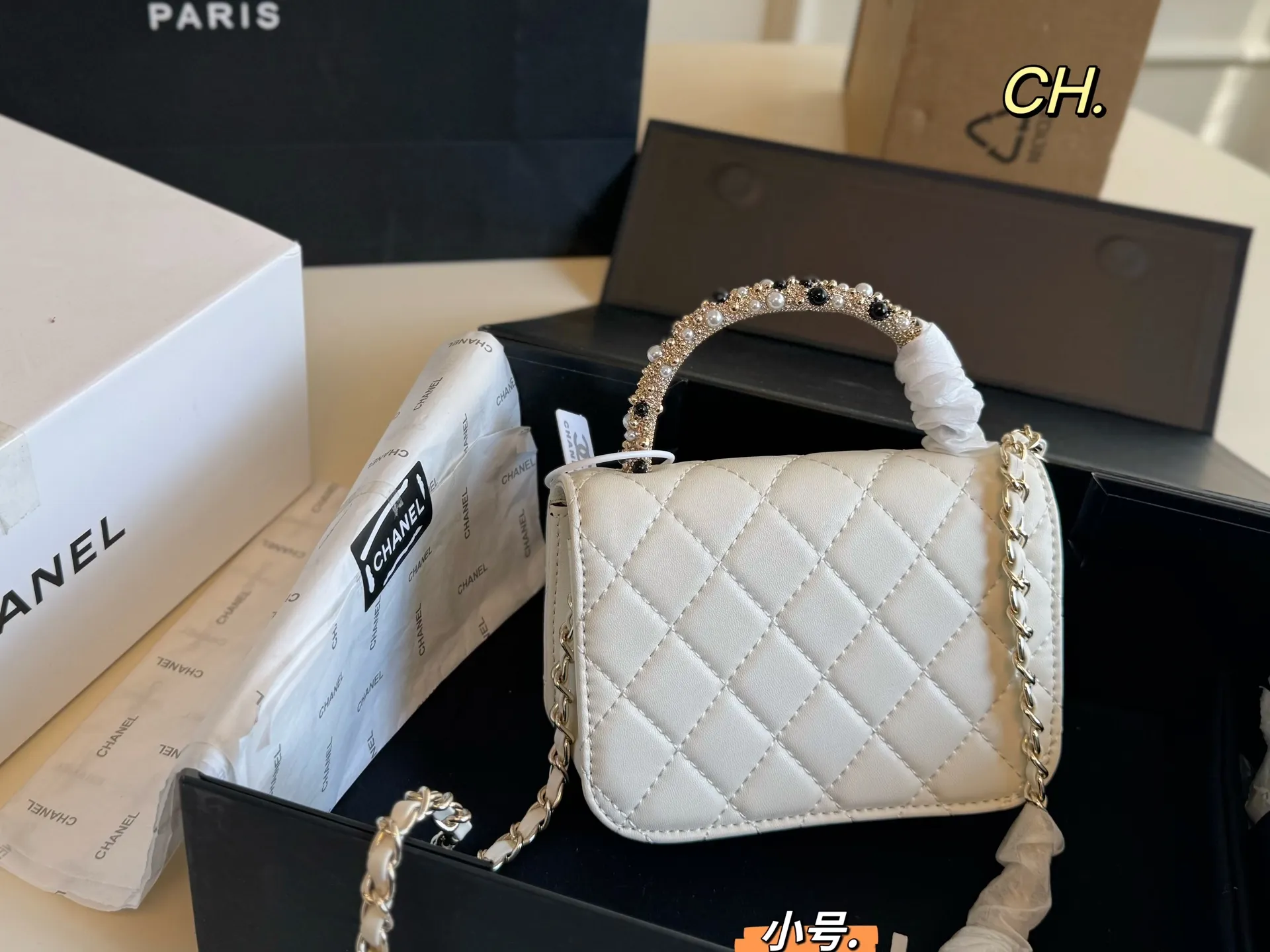 P125 大号 P125 小号（折叠盒） size：18&times;14大号 15&times;11小号 CHANEL香奈儿新款26c珍珠手柄链条包❤️ 珍珠手柄，真的超级精致👍 菱格设计，双C包扣，皮穿金属链条～ 上身效果非常棒，时尚经典百搭 精致优雅，个性时髦‼️