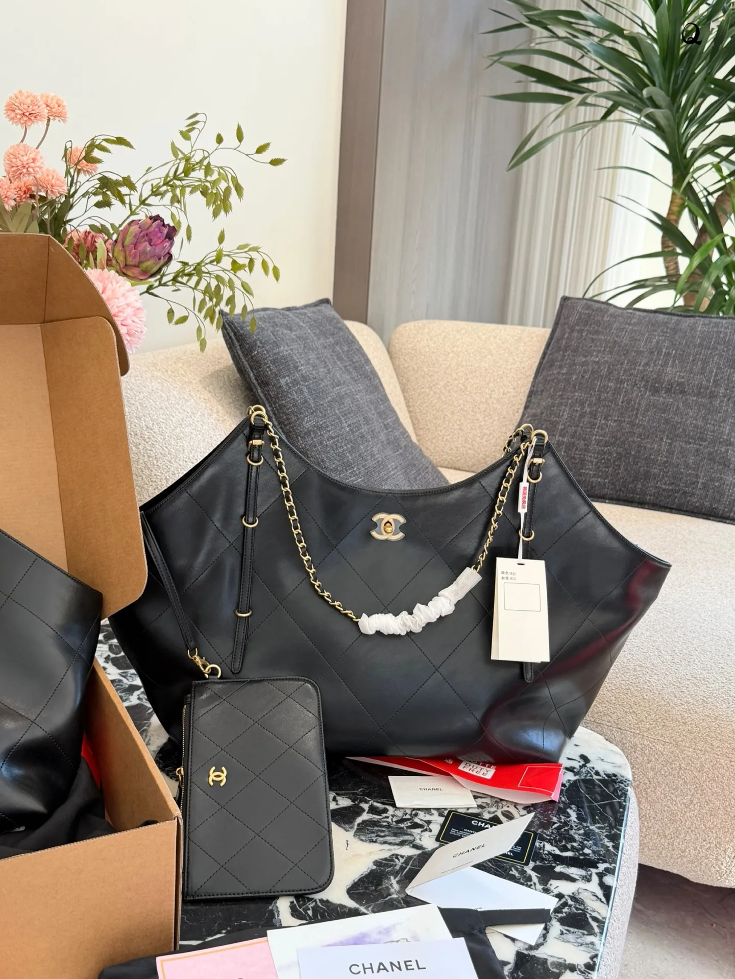 p205p215 Chanel 26ss春夏人气大包分享； ▪️大号coco手袋 31x47x11cm ▪️超大号coco手袋 36x59x13cm 供👯&zwj;♀️们参考 飞机盒包装