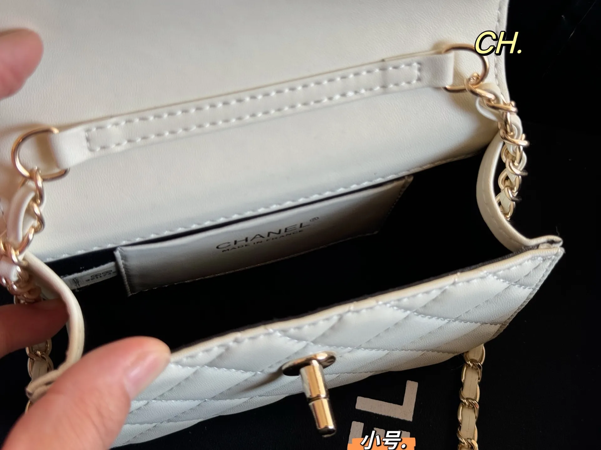 P125 大号 P125 小号（折叠盒） size：18&times;14大号 15&times;11小号 CHANEL香奈儿新款26c珍珠手柄链条包❤️ 珍珠手柄，真的超级精致👍 菱格设计，双C包扣，皮穿金属链条～ 上身效果非常棒，时尚经典百搭 精致优雅，个性时髦‼️