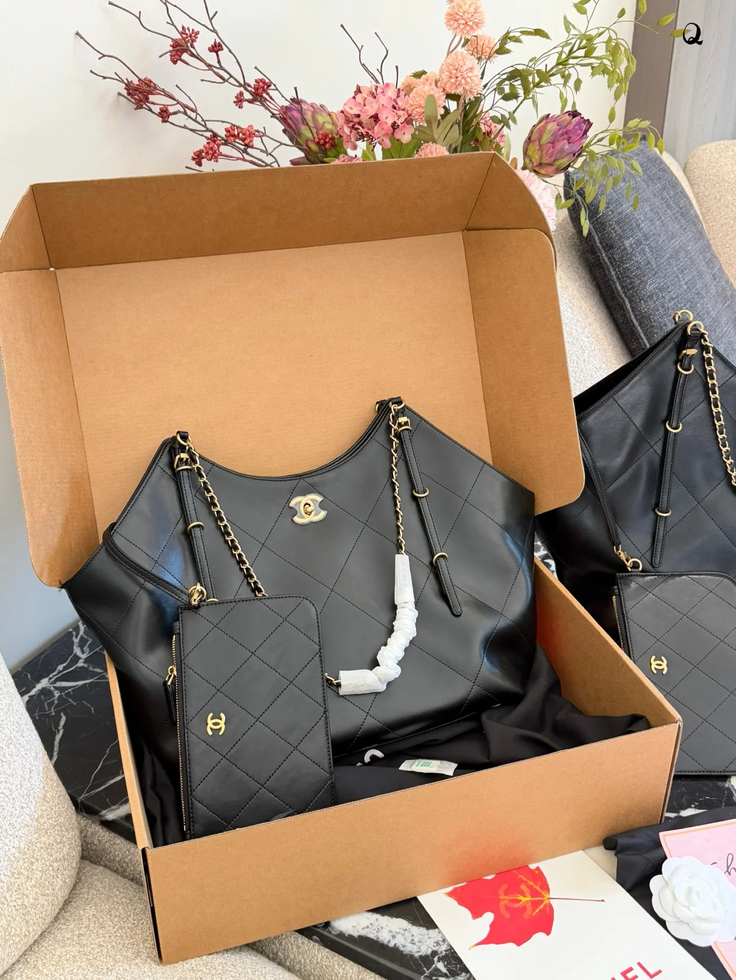 p205p215 Chanel 26ss春夏人气大包分享； ▪️大号coco手袋 31x47x11cm ▪️超大号coco手袋 36x59x13cm 供👯&zwj;♀️们参考 飞机盒包装