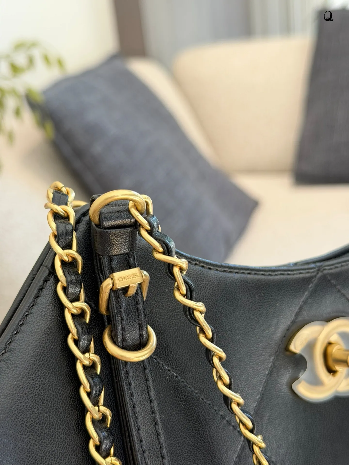 p180 香奈儿26C迷你托特包 🖤香奈儿26C迷你托特包,黑色小牛皮+金色五金,经典菱格纹超有辨识度✨。链条肩带可调节,单肩or腋下背都OK,日常通勤、休闲出街都能轻松驾驭。迷你尺寸自重轻,容量刚好,实用又时髦!26C系列是2023早春度假系列,慵懒随性风格,时尚圈超火🔥,权志龙同款,真的很值得入手!20cm双盒