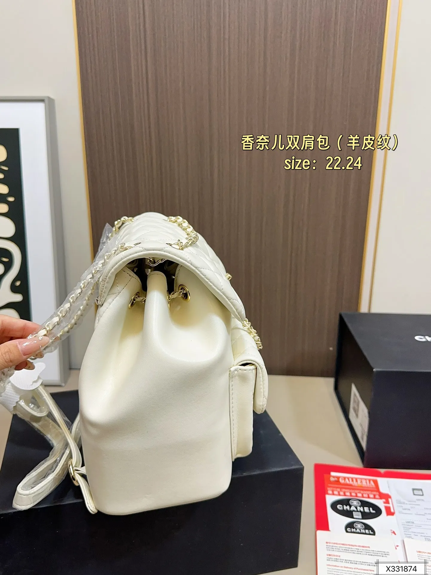 羊皮纹💰190 折叠盒 Chanel 香奈儿双肩包 新品 神仙水桶包双肩 专柜一包难求 真是绝美呀 可斜挎单肩,🤍上身后超显大气.小巧实用 超级百搭必备单品 尺寸 22.24
