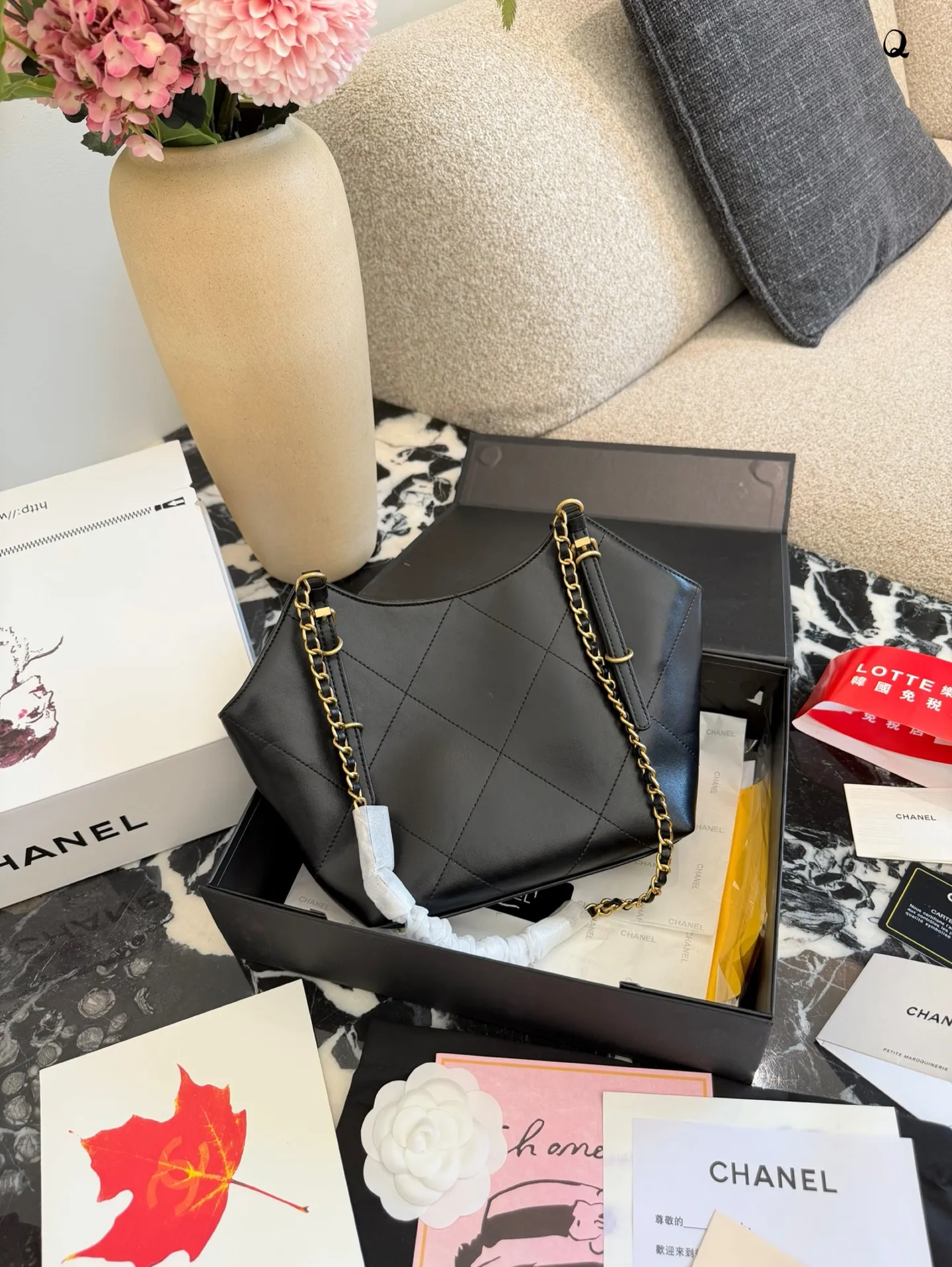p180 香奈儿26C迷你托特包 🖤香奈儿26C迷你托特包,黑色小牛皮+金色五金,经典菱格纹超有辨识度✨。链条肩带可调节,单肩or腋下背都OK,日常通勤、休闲出街都能轻松驾驭。迷你尺寸自重轻,容量刚好,实用又时髦!26C系列是2023早春度假系列,慵懒随性风格,时尚圈超火🔥,权志龙同款,真的很值得入手!20cm双盒