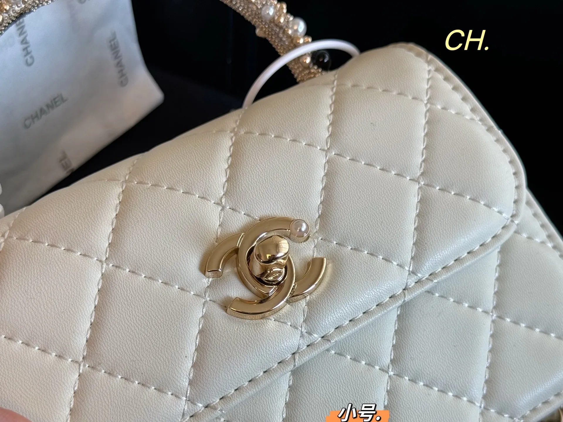 P125 大号 P125 小号（折叠盒） size：18&times;14大号 15&times;11小号 CHANEL香奈儿新款26c珍珠手柄链条包❤️ 珍珠手柄，真的超级精致👍 菱格设计，双C包扣，皮穿金属链条～ 上身效果非常棒，时尚经典百搭 精致优雅，个性时髦‼️