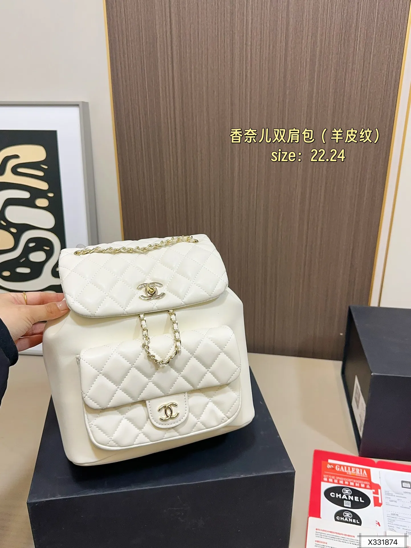 羊皮纹💰190 折叠盒 Chanel 香奈儿双肩包 新品 神仙水桶包双肩 专柜一包难求 真是绝美呀 可斜挎单肩，🤍上身后超显大气.小巧实用 超级百搭必备单品 尺寸 22.24