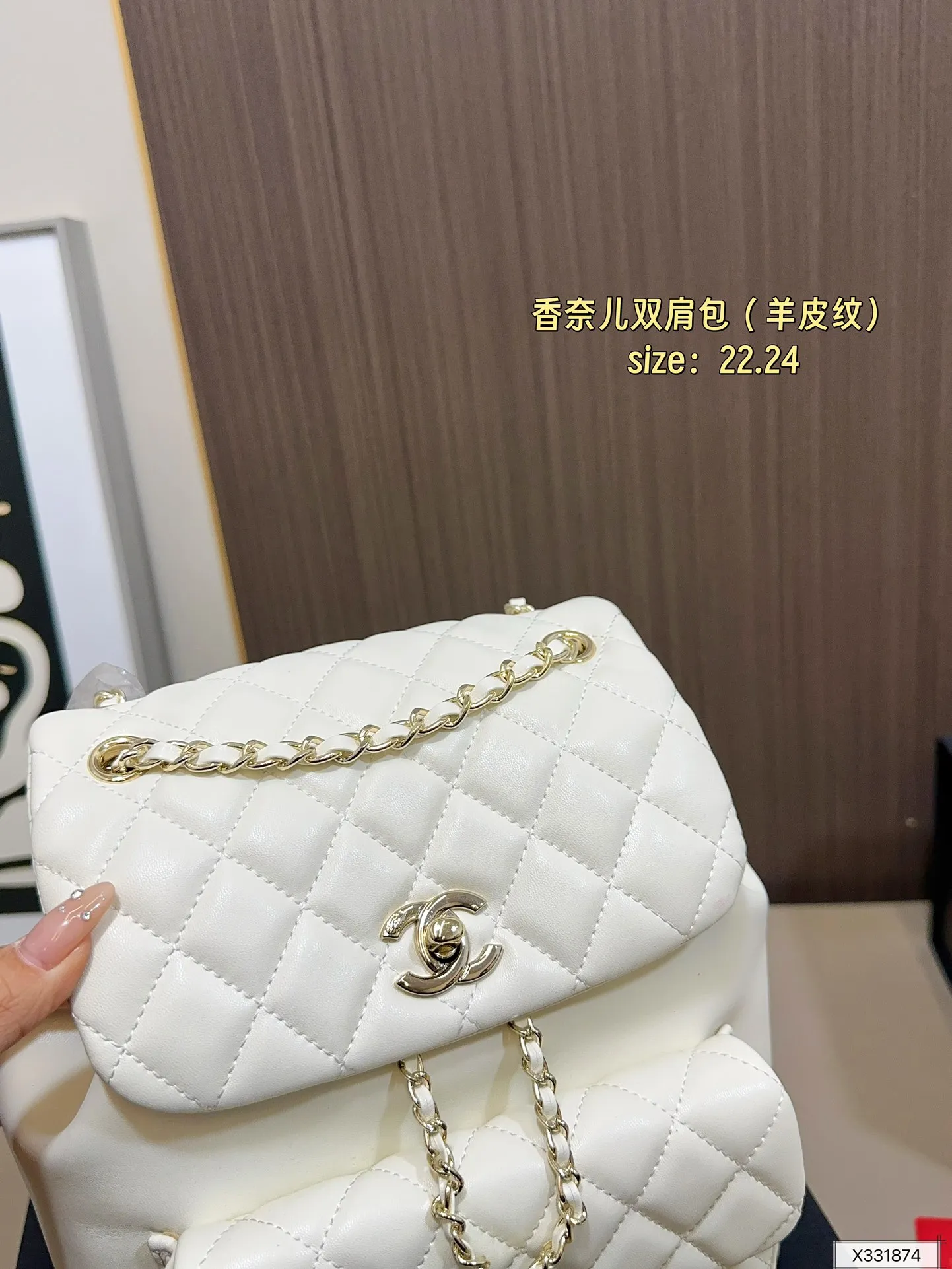羊皮纹💰190 折叠盒 Chanel 香奈儿双肩包 新品 神仙水桶包双肩 专柜一包难求 真是绝美呀 可斜挎单肩,🤍上身后超显大气.小巧实用 超级百搭必备单品 尺寸 22.24