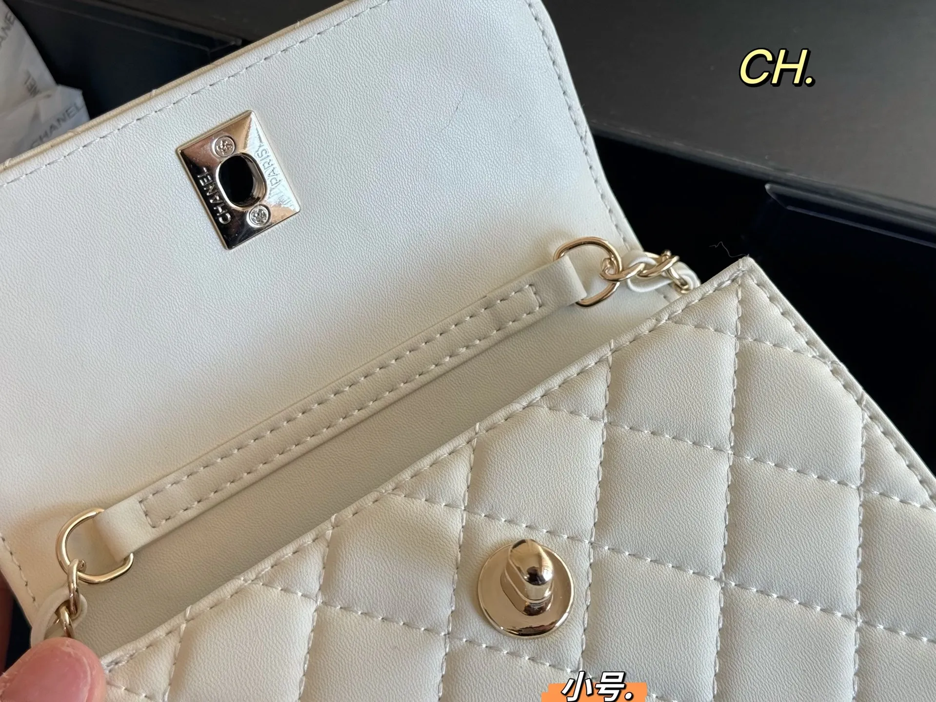 P125 大号 P125 小号（折叠盒） size：18&times;14大号 15&times;11小号 CHANEL香奈儿新款26c珍珠手柄链条包❤️ 珍珠手柄，真的超级精致👍 菱格设计，双C包扣，皮穿金属链条～ 上身效果非常棒，时尚经典百搭 精致优雅，个性时髦‼️