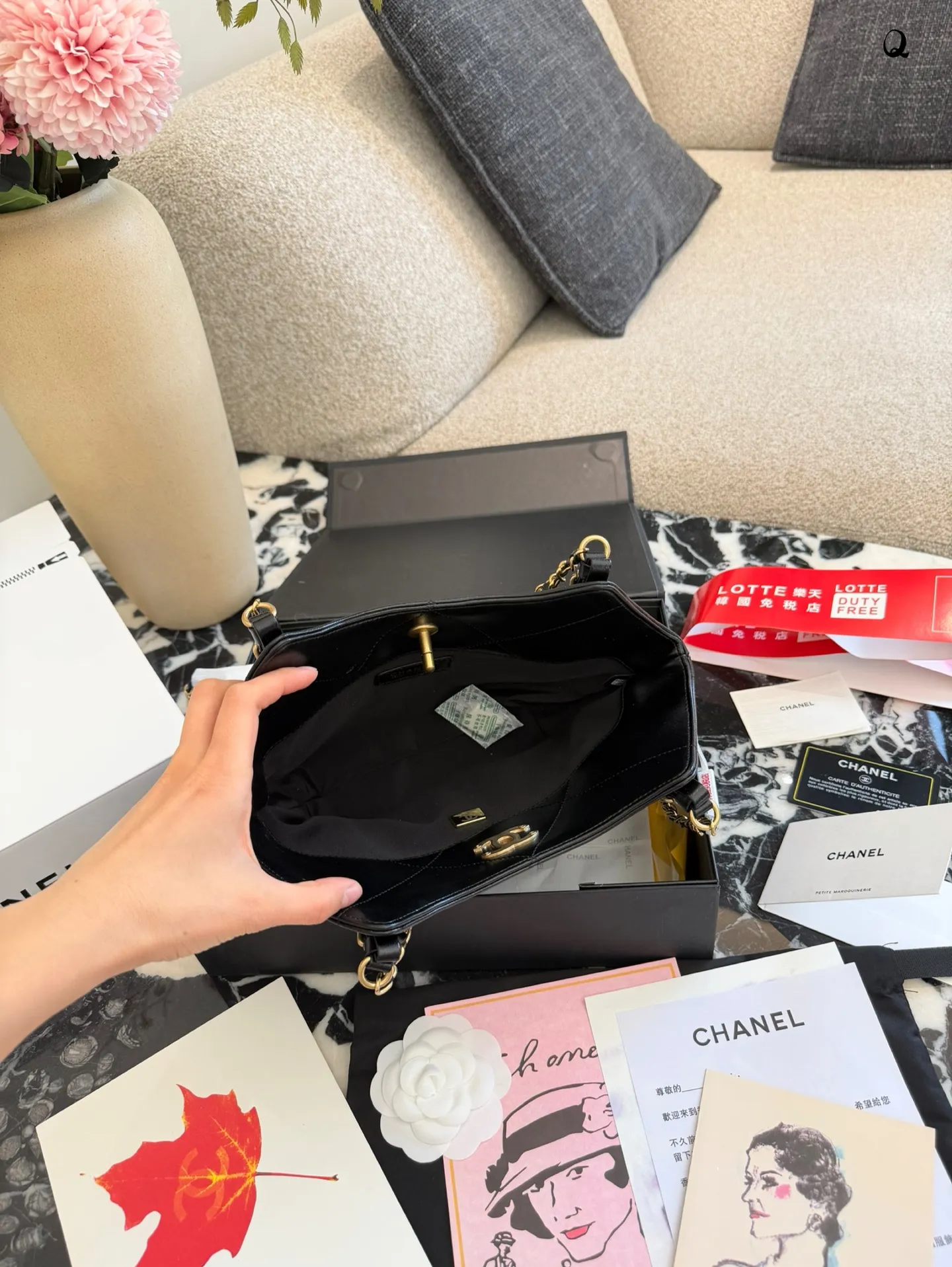 p180 香奈儿26C迷你托特包 🖤香奈儿26C迷你托特包,黑色小牛皮+金色五金,经典菱格纹超有辨识度✨。链条肩带可调节,单肩or腋下背都OK,日常通勤、休闲出街都能轻松驾驭。迷你尺寸自重轻,容量刚好,实用又时髦!26C系列是2023早春度假系列,慵懒随性风格,时尚圈超火🔥,权志龙同款,真的很值得入手!20cm双盒