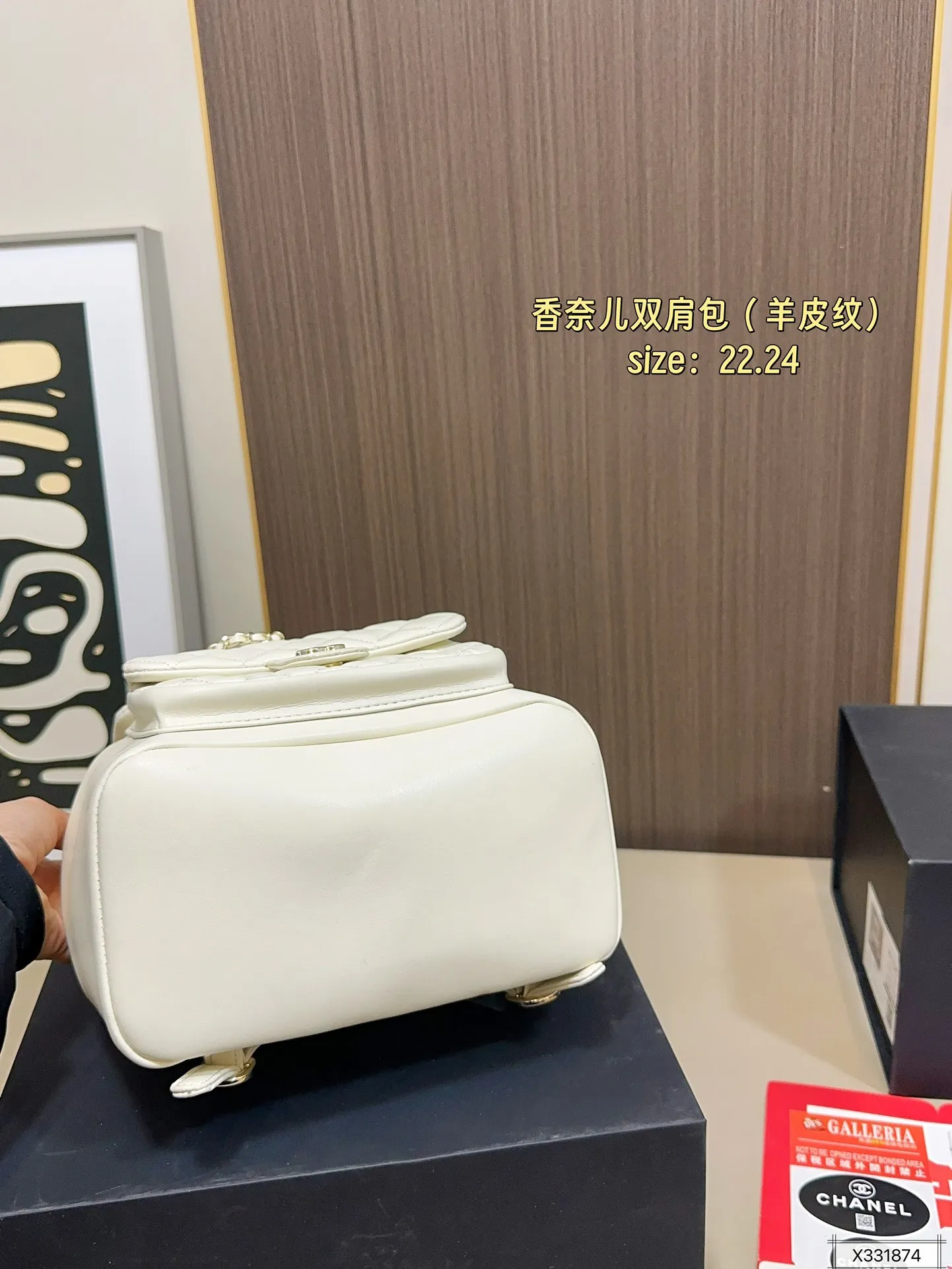 羊皮纹💰190 折叠盒 Chanel 香奈儿双肩包 新品 神仙水桶包双肩 专柜一包难求 真是绝美呀 可斜挎单肩，🤍上身后超显大气.小巧实用 超级百搭必备单品 尺寸 22.24