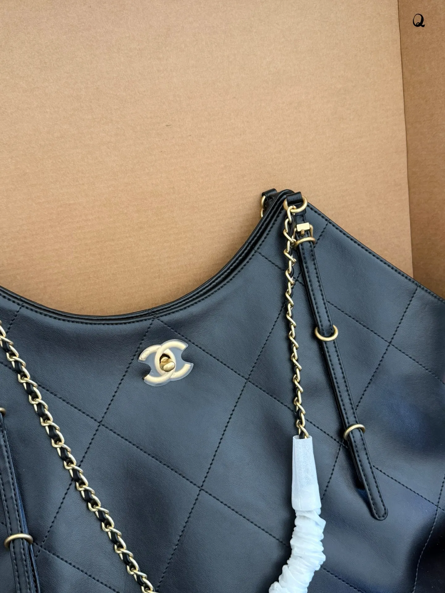 p205p215 Chanel 26ss春夏人气大包分享； ▪️大号coco手袋 31x47x11cm ▪️超大号coco手袋 36x59x13cm 供👯&zwj;♀️们参考 飞机盒包装