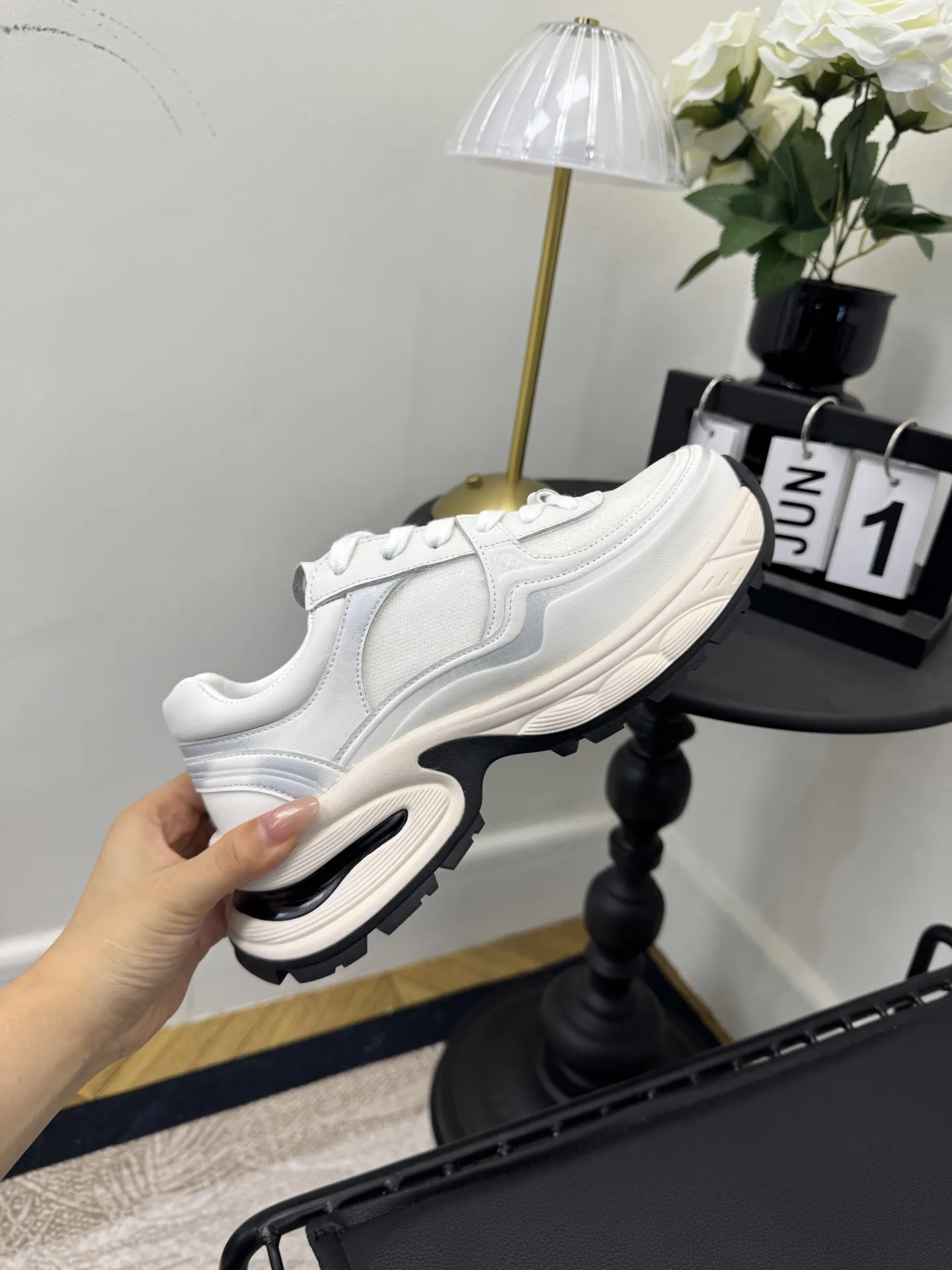 实价不让利P310! Size: 女款35-41 香奈儿休闲运动鞋 ~原版小牛皮熊猫鞋 Chanel 香奈儿 25C 最新爆款 熊猫 黑白 运动鞋 休闲板鞋 小香 爆款单品 经典黑白 熊猫配色 coco女孩必要入款 面料: 原版定制混种羊皮 内里: 原版进口透气网里 大底: 原版开模橡胶+TPU组合