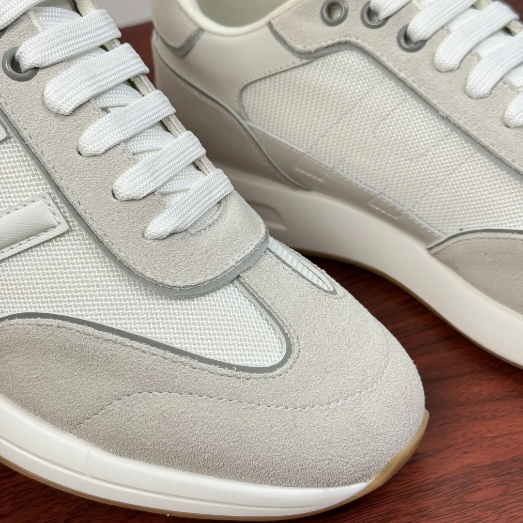 批380 Hermes/爱马仕 Match系列运动鞋 新款出货!复古休闲运动鞋|意式匠艺与法式优雅的碰撞!鞋面甄选细腻粒面小牛皮与柔软麂皮,搭配透气网布拼接,层次丰富且质感高级,每一处缝线都彰显手工匠艺。标志性立体“H”字母缀饰,既是品牌辨识度的体现,也是复古美学的点睛之笔。轻量化橡胶大底搭配缓震中底,行走时柔韧回弹,久穿不累。经典系带设计贴合脚型,多色可选适配不同穿搭场景,无论是商务通勤还是休闲出街,都能轻松驾驭。多重款式可选,满足不同场景搭配需求,全套包装! 尺码:39-40-41-43-43-44皮鞋尺码(可定制38.45) 货号:H1211反绒布 白色