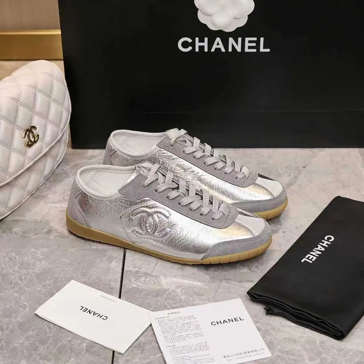 实价不让利P260!Chanel香奈儿——2025专柜顶级休闲款运动鞋 这款经典设计;鞋面多种工艺的风格;大底却时尚运动;不平凡的拥入了多种配色元素…… 多元化混搭非常好看百搭,休闲,时尚,运动,户外都能兼顾…… ꫛꫀꪝ Go➫ 材料: ❶鞋面采用: 原版进口牛皮 ❷内里采用: 原版进口透气羊皮 ❸大底根据: 原版TPU大底 专柜精品包装全套女35–41