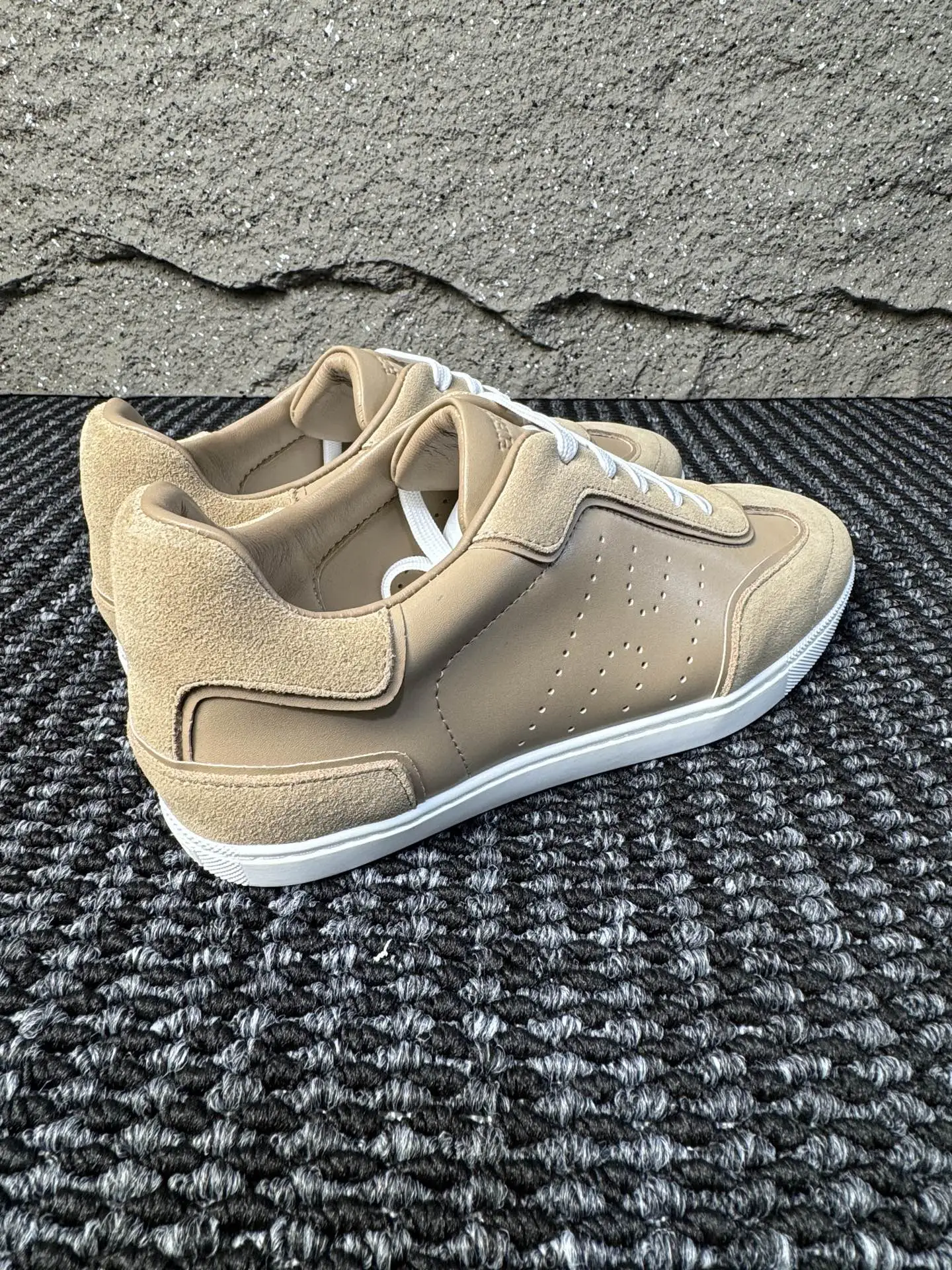 【 HERMES】爱马仕 P219💰 -高端品质 官网同款 -鞋面:🔝纳帕小牛皮、激光冲孔 H 字样 -内里:水染牛皮 -大底:超轻TPU成型大底 -超高品控·做工精细:凸显(高端·贵气·档次) -Size :38-44(45可订做)·