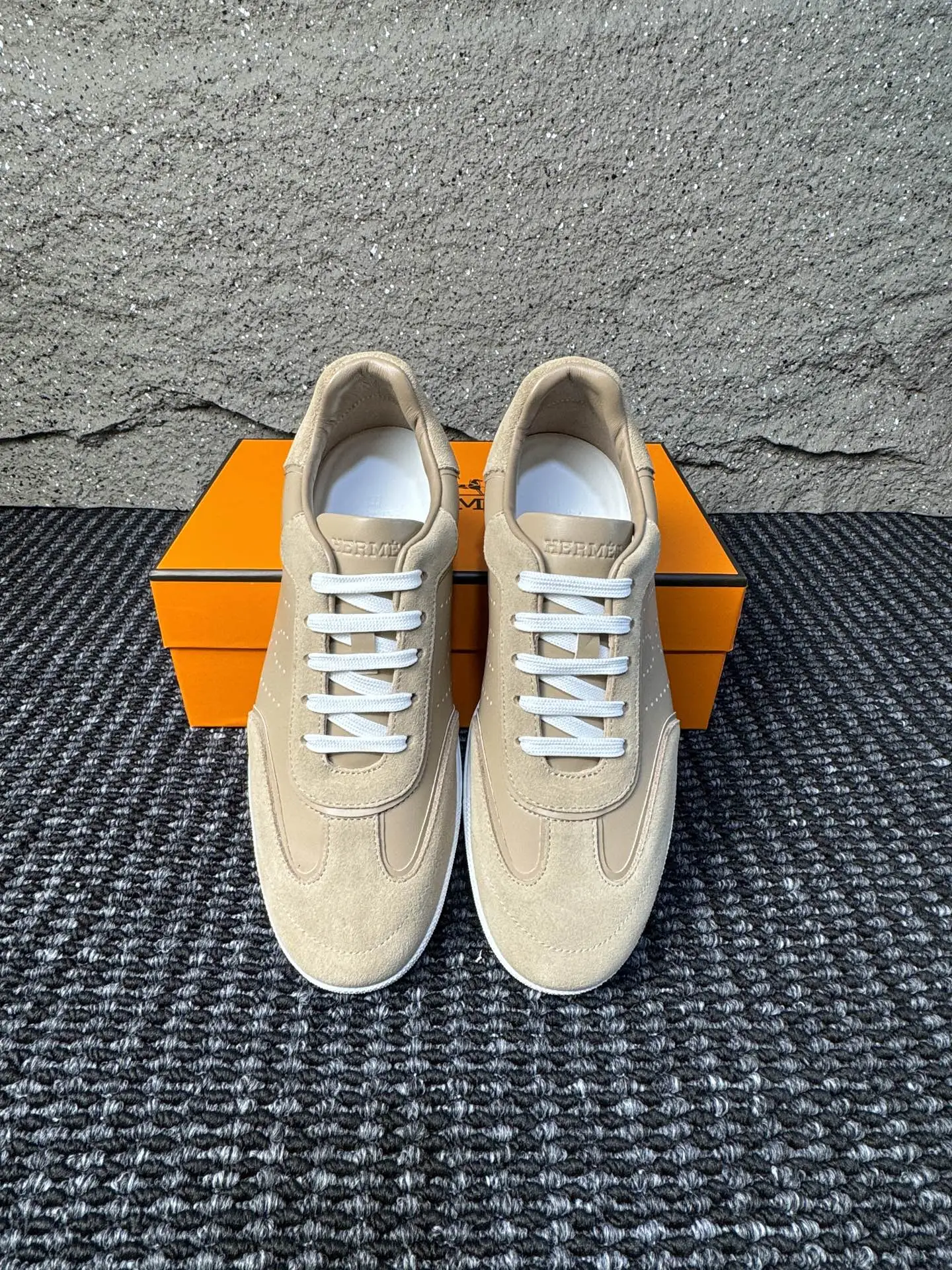 【 HERMES】爱马仕 P219💰 -高端品质 官网同款 -鞋面：🔝纳帕小牛皮、激光冲孔 H 字样 -内里：水染牛皮 -大底：超轻TPU成型大底 -超高品控&middot;做工精细：凸显(高端&middot;贵气&middot;档次) -Size ：38-44（45可订做)&middot;