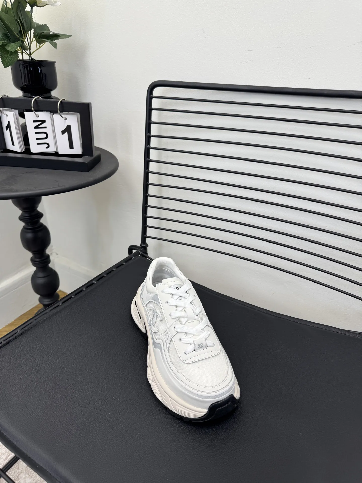 实价不让利P310! Size: 女款35-41 香奈儿休闲运动鞋 ~原版小牛皮熊猫鞋 Chanel 香奈儿 25C 最新爆款 熊猫 黑白 运动鞋 休闲板鞋 小香 爆款单品 经典黑白 熊猫配色 coco女孩必要入款 面料: 原版定制混种羊皮 内里: 原版进口透气网里 大底: 原版开模橡胶+TPU组合