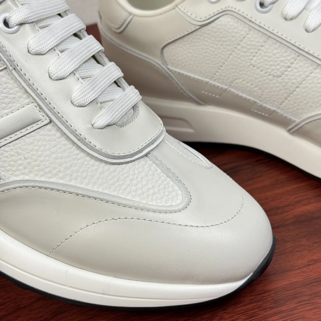 批380 Hermes/爱马仕 Match系列运动鞋 新款出货!复古休闲运动鞋|意式匠艺与法式优雅的碰撞!鞋面甄选细腻粒面小牛皮与柔软麂皮,搭配透气网布拼接,层次丰富且质感高级,每一处缝线都彰显手工匠艺。标志性立体“H”字母缀饰,既是品牌辨识度的体现,也是复古美学的点睛之笔。轻量化橡胶大底搭配缓震中底,行走时柔韧回弹,久穿不累。经典系带设计贴合脚型,多色可选适配不同穿搭场景,无论是商务通勤还是休闲出街,都能轻松驾驭。多重款式可选,满足不同场景搭配需求,全套包装! 尺码:39-40-41-43-43-44皮鞋尺码(可定制38.45) 货号:H1211全皮 白色