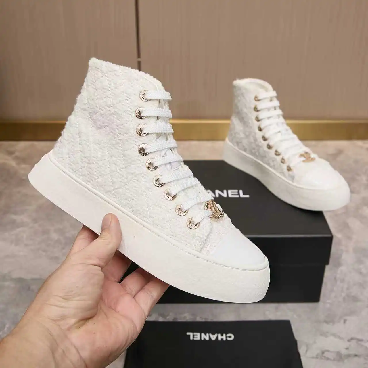 实价不让利P280！Chanel香奈儿&mdash;&mdash;2025专柜顶级休闲款运动鞋 这款经典设计；鞋面多种工艺的风格；大底却时尚运动；不平凡的拥入了多种配色元素&hellip;&hellip; 多元化混搭非常好看百搭，休闲，时尚，运动，户外都能兼顾&hellip;&hellip; ꫛꫀꪝ Go➫ 材料： ❶鞋面采用： 原版进口小香布 ❷内里采用： 原版进口透气羊皮 ❸大底根据： 原版TPU底 专柜精品包装全套女35&ndash;41