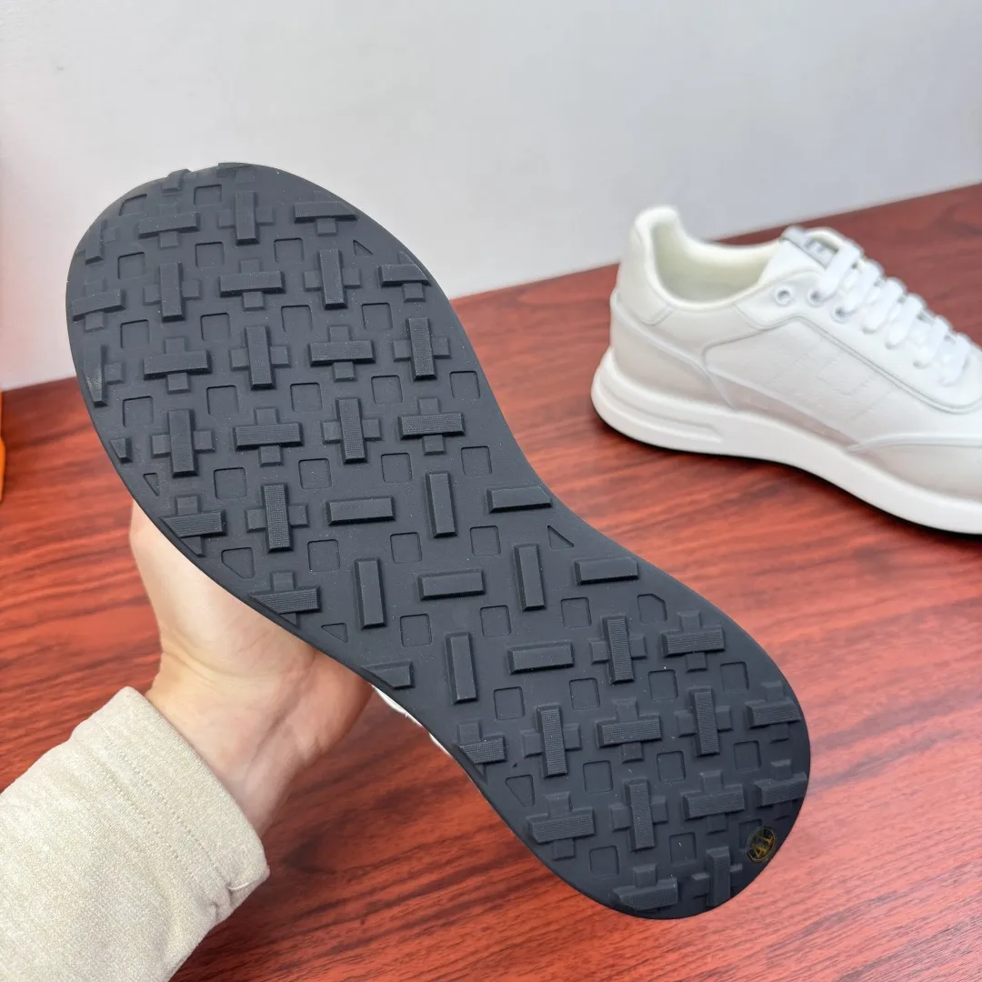 批380 Hermes/爱马仕 Match系列运动鞋 新款出货！复古休闲运动鞋｜意式匠艺与法式优雅的碰撞！鞋面甄选细腻粒面小牛皮与柔软麂皮，搭配透气网布拼接，层次丰富且质感高级，每一处缝线都彰显手工匠艺。标志性立体&ldquo;H&rdquo;字母缀饰，既是品牌辨识度的体现，也是复古美学的点睛之笔。轻量化橡胶大底搭配缓震中底，行走时柔韧回弹，久穿不累。经典系带设计贴合脚型，多色可选适配不同穿搭场景，无论是商务通勤还是休闲出街，都能轻松驾驭。多重款式可选，满足不同场景搭配需求，全套包装！ 尺码：39-40-41-43-43-44皮鞋尺码（可定制38.45） 货号：H1211全皮 白色