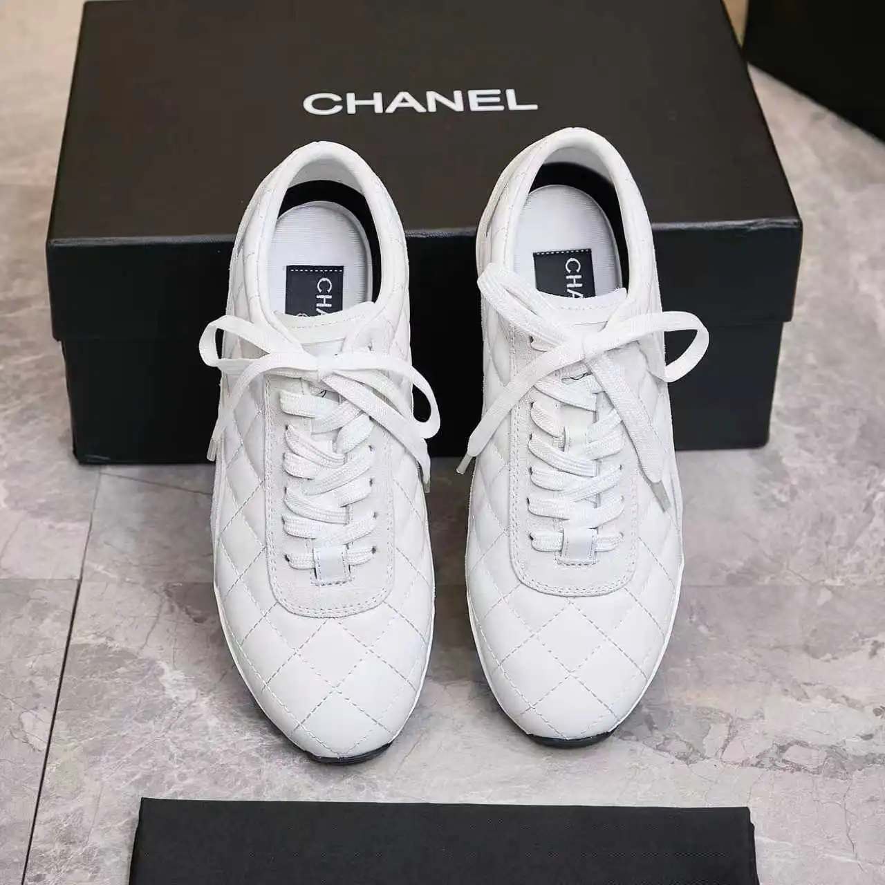 实价不让利P260！Chanel香奈儿&mdash;&mdash;2025专柜顶级休闲款运动鞋 这款经典设计；鞋面多种工艺电绣的风格；大底却时尚运动；不平凡的拥入了多种配色元素&hellip;&hellip; 多元化混搭非常好看百搭，休闲，时尚，运动，户外都能兼顾&hellip;&hellip; ꫛꫀꪝ Go➫ 材料： ❶鞋面采用： 原版进口高丝光牛反绒 ❷内里采用： 原版进口透气网 ❸大底根据： 原版TPU组合大底 专柜精品包装全套女35&ndash;41 男38-46