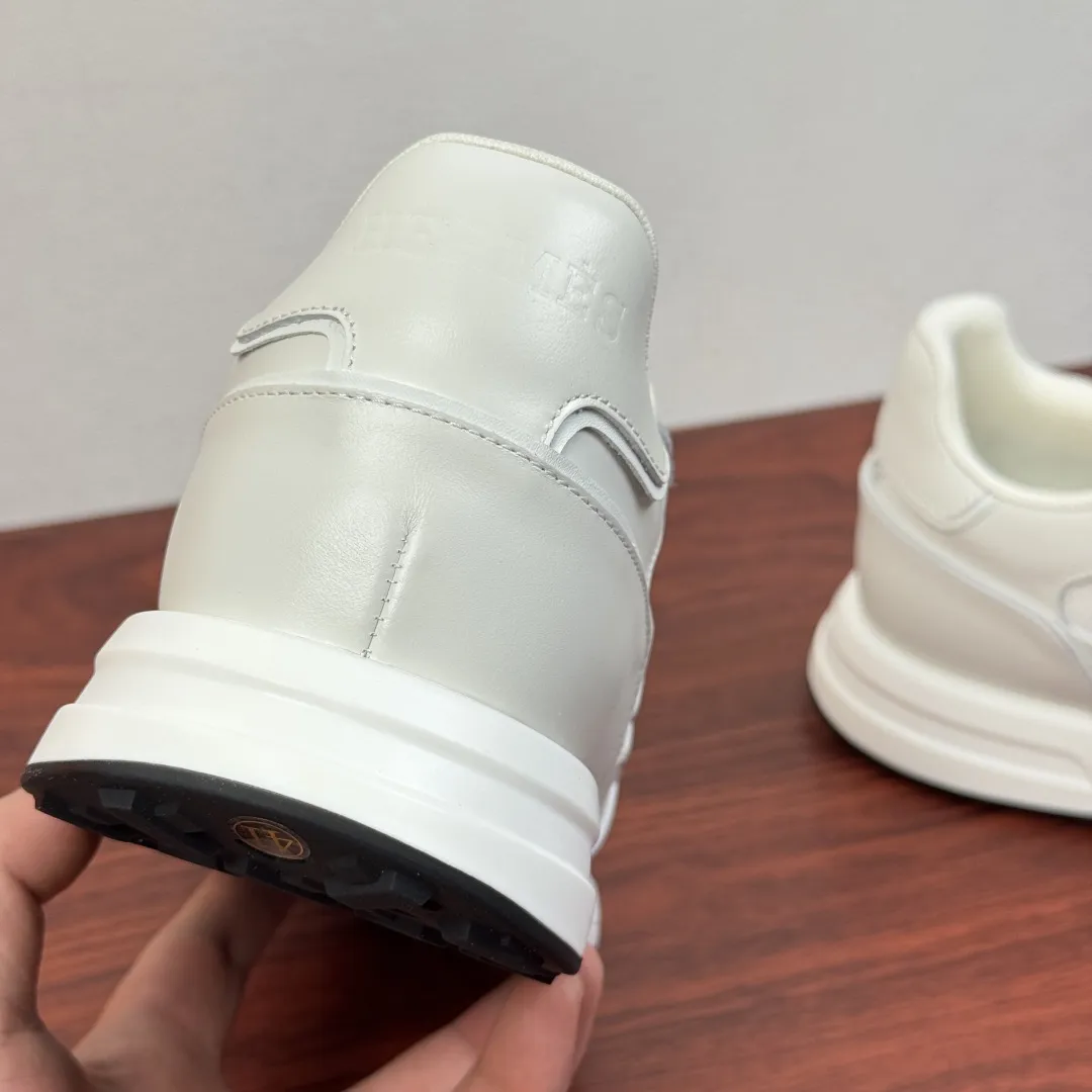 批380 Hermes/爱马仕 Match系列运动鞋 新款出货！复古休闲运动鞋｜意式匠艺与法式优雅的碰撞！鞋面甄选细腻粒面小牛皮与柔软麂皮，搭配透气网布拼接，层次丰富且质感高级，每一处缝线都彰显手工匠艺。标志性立体&ldquo;H&rdquo;字母缀饰，既是品牌辨识度的体现，也是复古美学的点睛之笔。轻量化橡胶大底搭配缓震中底，行走时柔韧回弹，久穿不累。经典系带设计贴合脚型，多色可选适配不同穿搭场景，无论是商务通勤还是休闲出街，都能轻松驾驭。多重款式可选，满足不同场景搭配需求，全套包装！ 尺码：39-40-41-43-43-44皮鞋尺码（可定制38.45） 货号：H1211全皮 白色