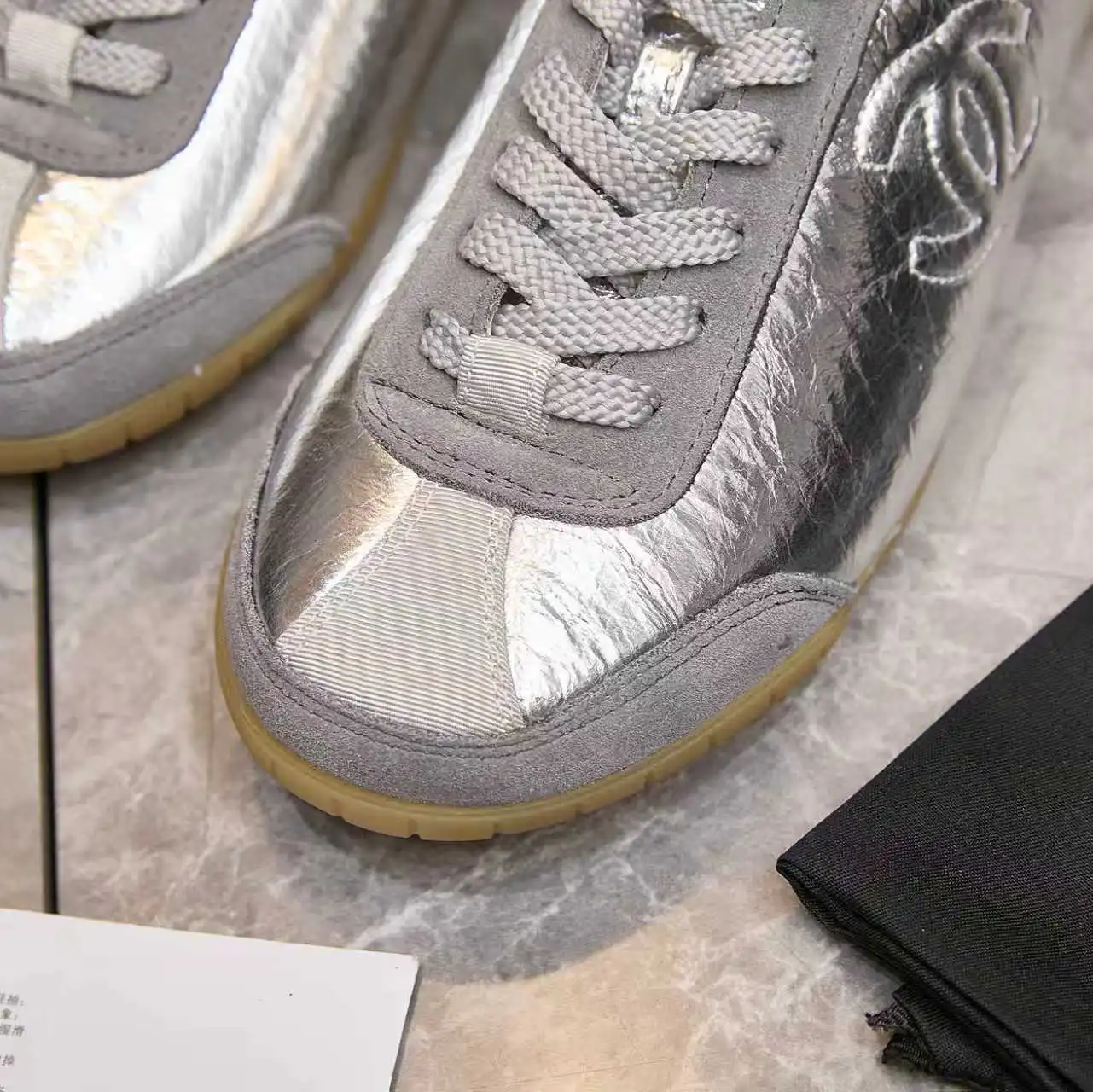 实价不让利P260!Chanel香奈儿——2025专柜顶级休闲款运动鞋 这款经典设计;鞋面多种工艺的风格;大底却时尚运动;不平凡的拥入了多种配色元素…… 多元化混搭非常好看百搭,休闲,时尚,运动,户外都能兼顾…… ꫛꫀꪝ Go➫ 材料: ❶鞋面采用: 原版进口牛皮 ❷内里采用: 原版进口透气羊皮 ❸大底根据: 原版TPU大底 专柜精品包装全套女35–41