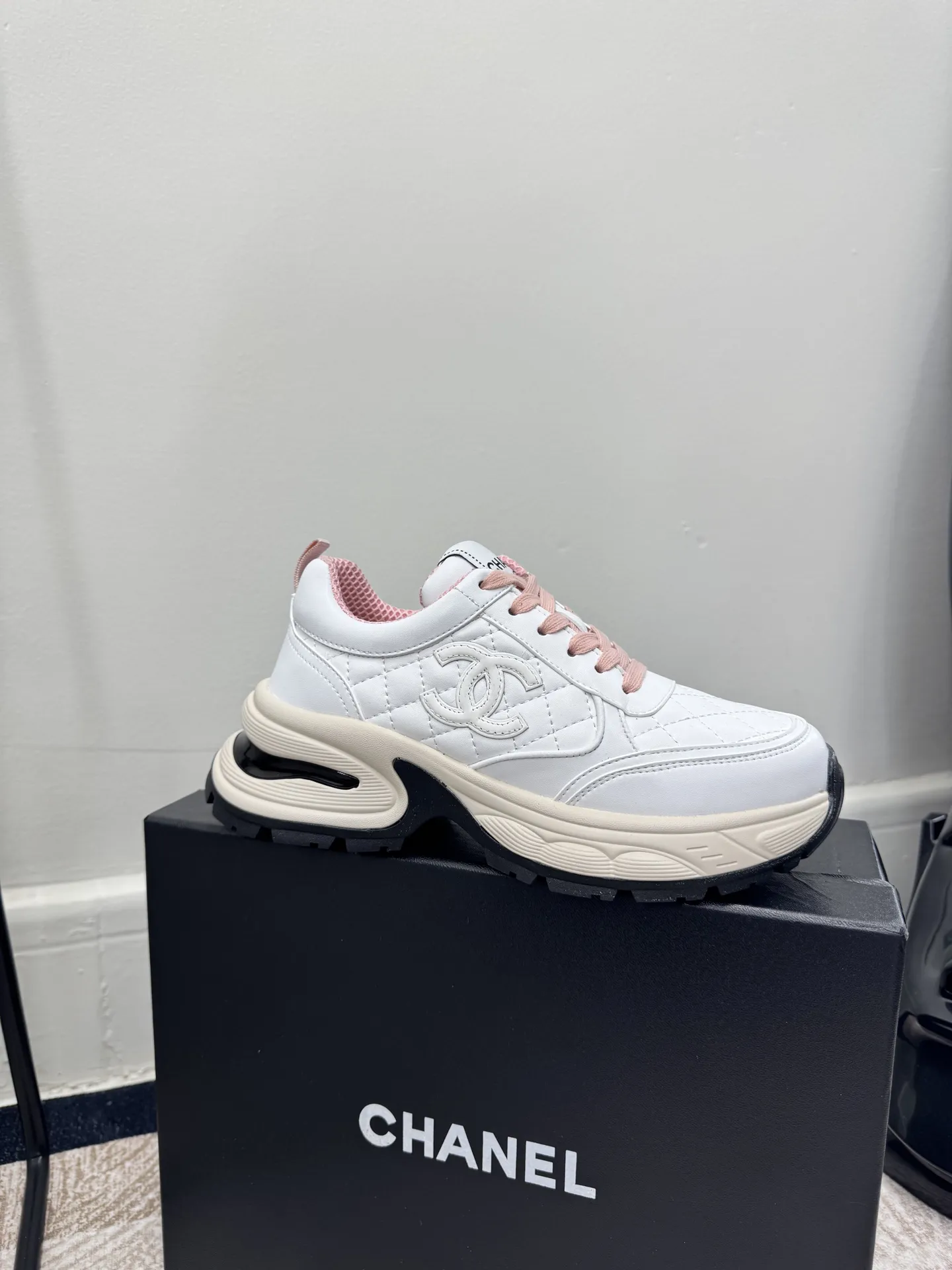 实价不让利P300! Size:35-41 Chanel 25C新款香奈儿运动休闲鞋 百搭小白鞋 款式搭配不会出错 撞色搭配活力满满啊 侧面压印logo 上脚很秀气 鞋面原版定制材料 原版大底