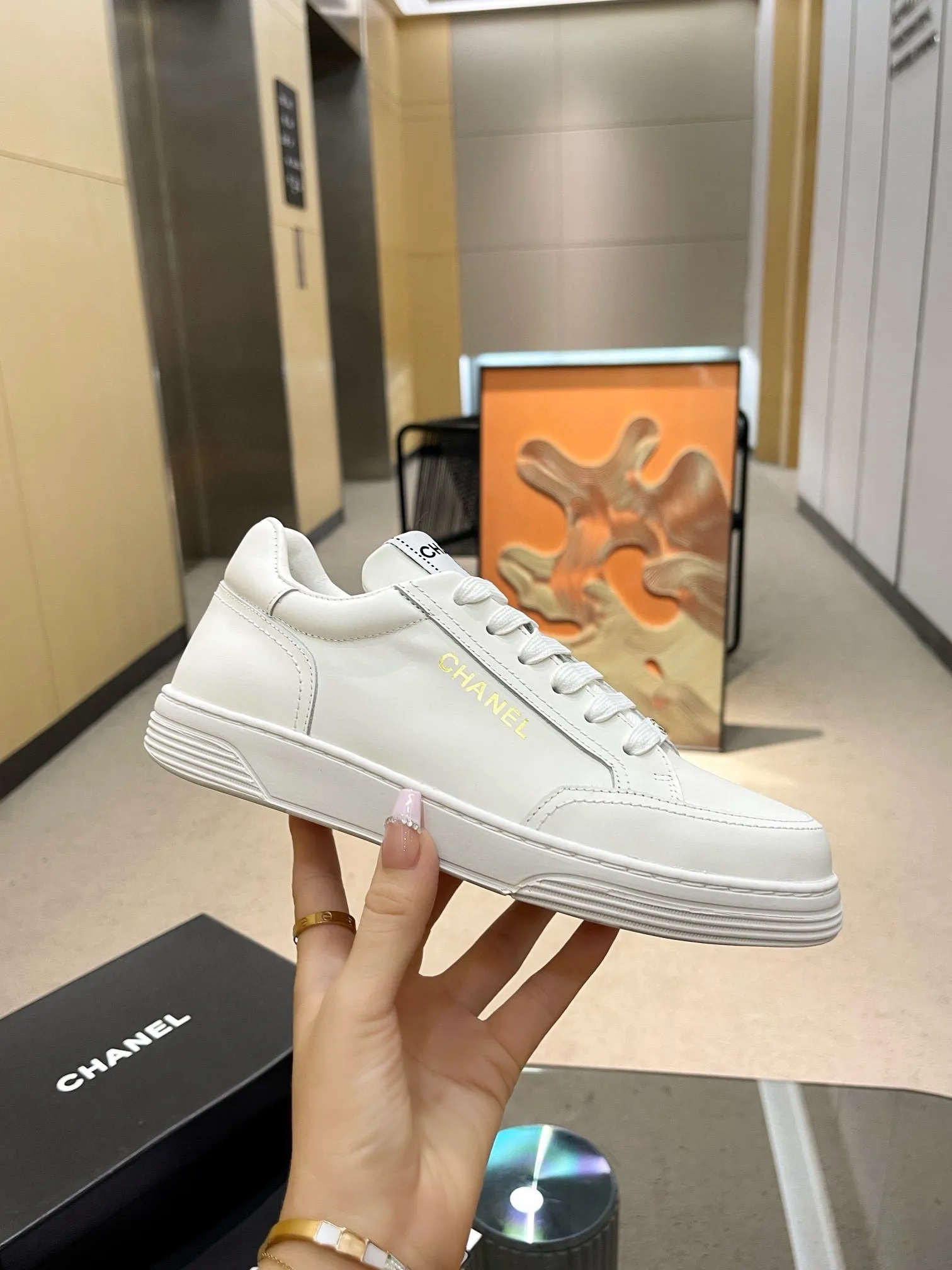 实价不让利P261！2024 ssCHA/香奈儿早春新款 运动鞋各大平台热卖单品~也是网红达人穿搭首选小香整个系列已全面升级 鞋面增加更多时尚元素 鞋面用料拼接鞋面（牛皮+磨砂皮+原版羽绒防水布） 原版双色PHYLON(MD)底， 回弹力好配全套高端包装 码数:35-44！